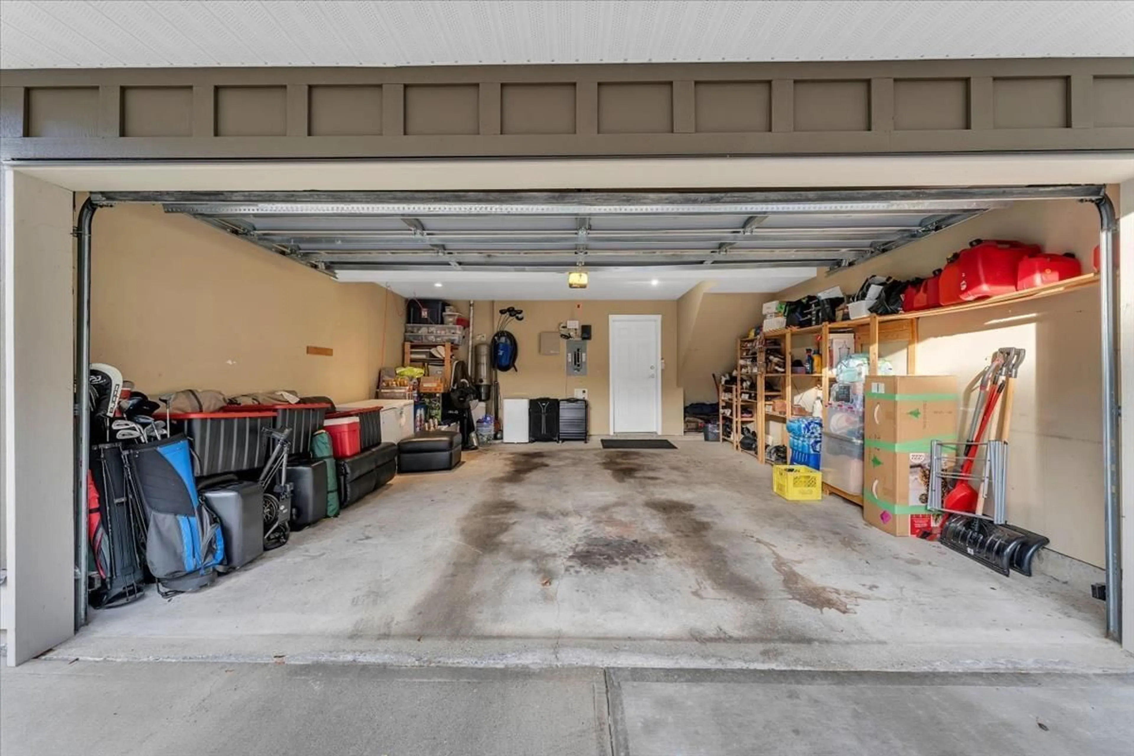 Indoor garage for 26 - 16772 61 AVENUE, Surrey British Columbia V3S4P2