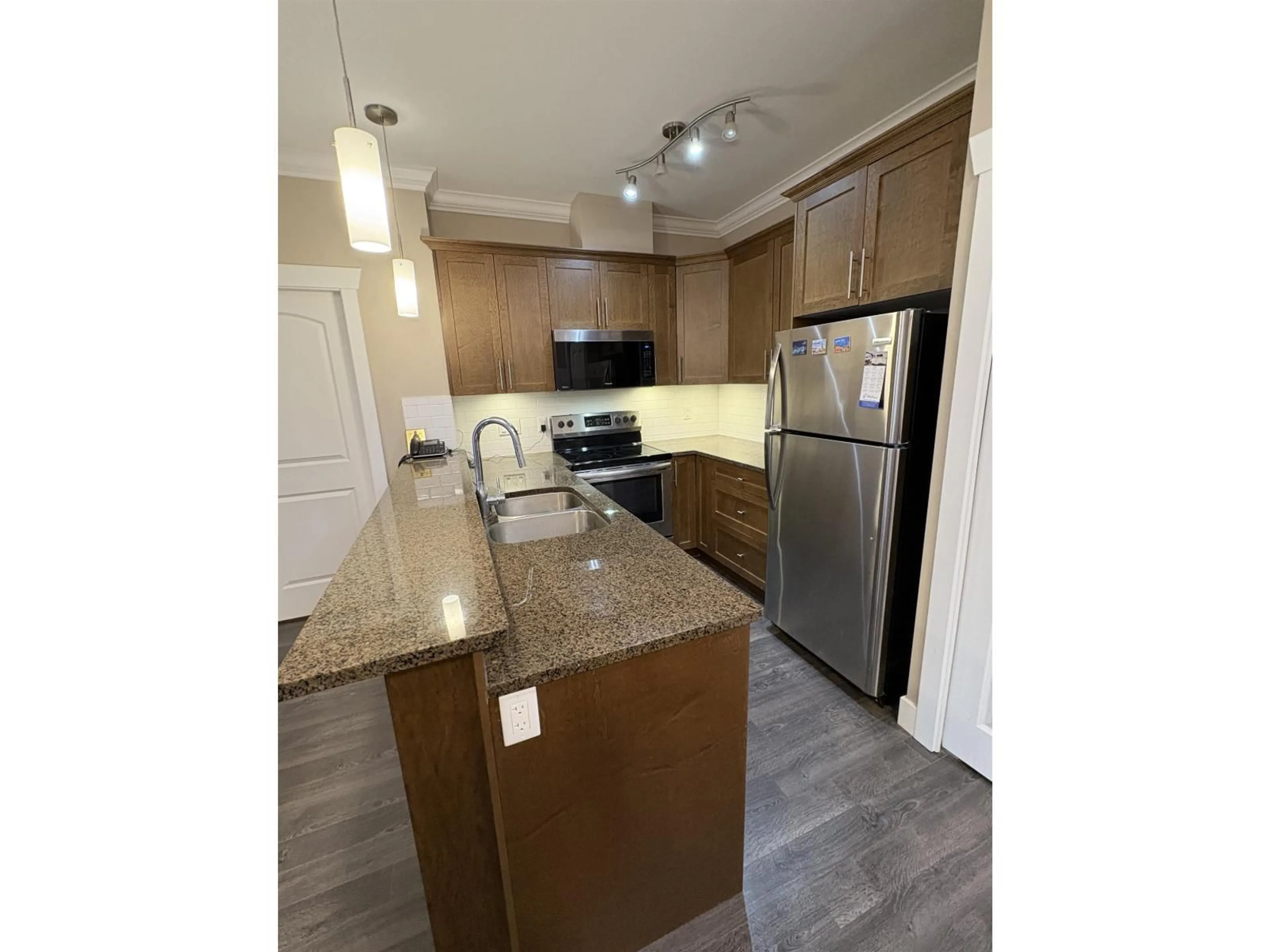 Standard kitchen, wood/laminate floor for 409 - 8183 121A STREET, Surrey British Columbia V3W1S7