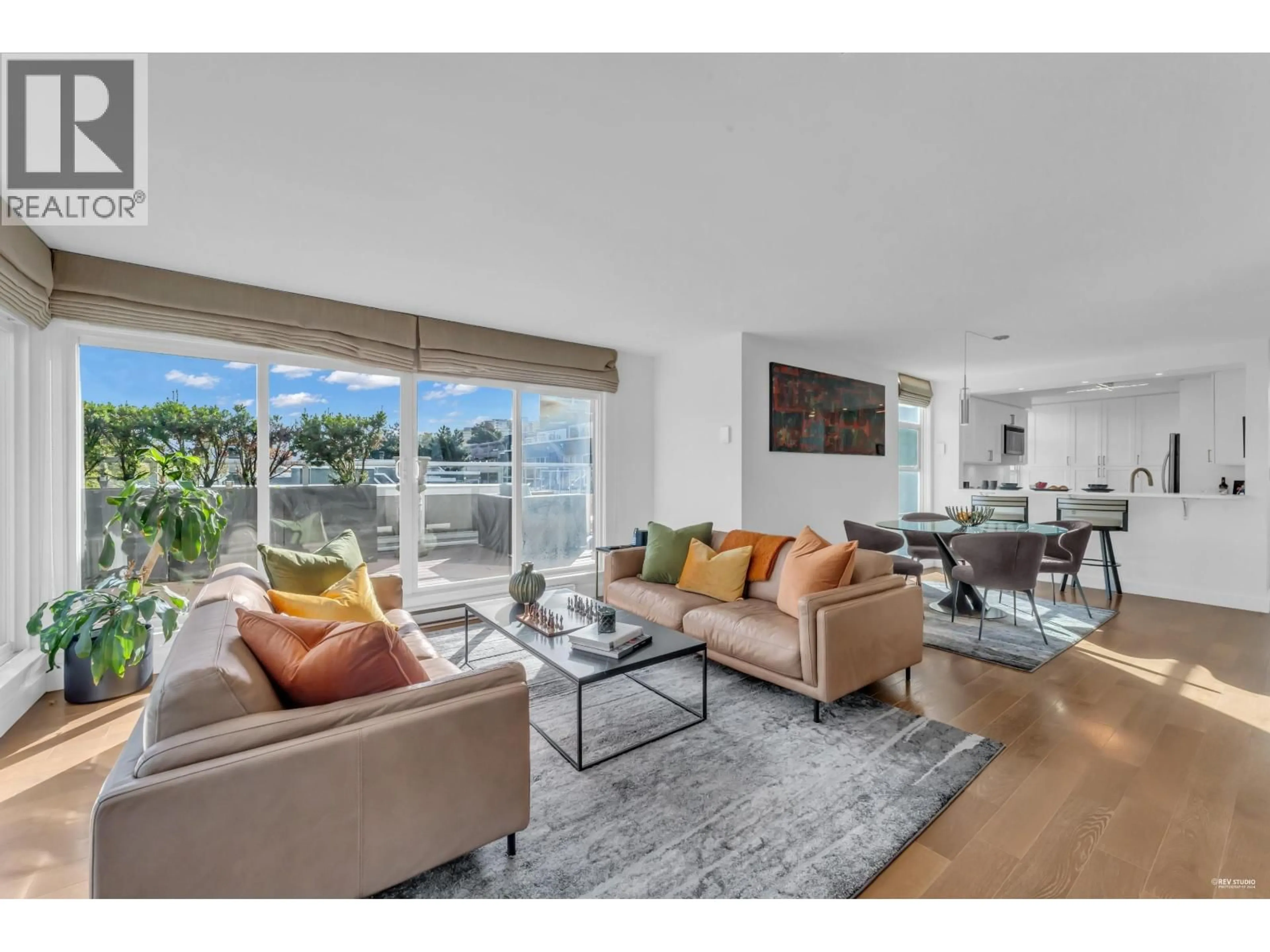 Living room with furniture, unknown for 2243 OAK STREET, Vancouver British Columbia V6H3W6