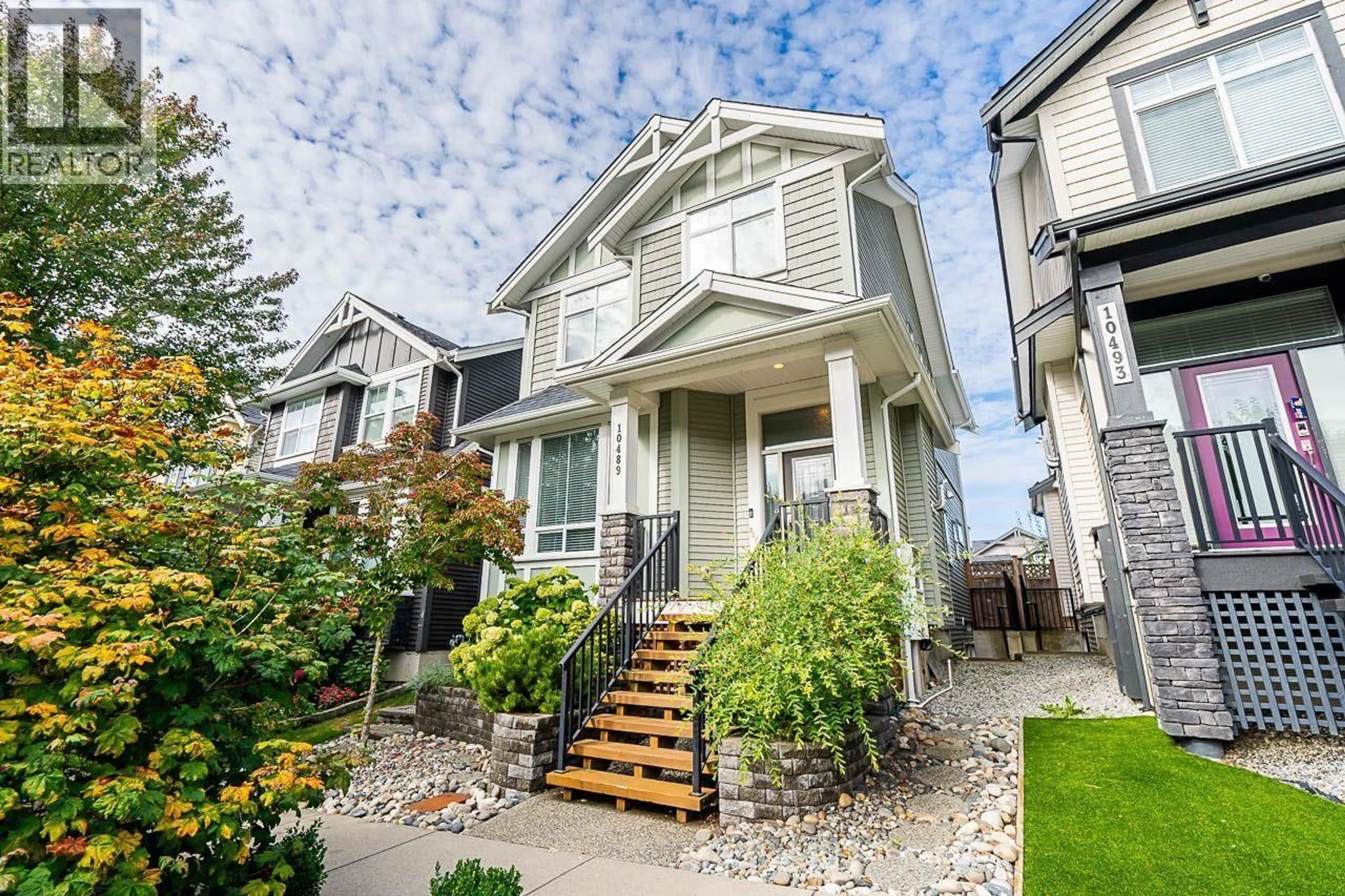 Home with vinyl exterior material, street for 10489 ROBERTSON STREET, Maple Ridge British Columbia V2W0H8