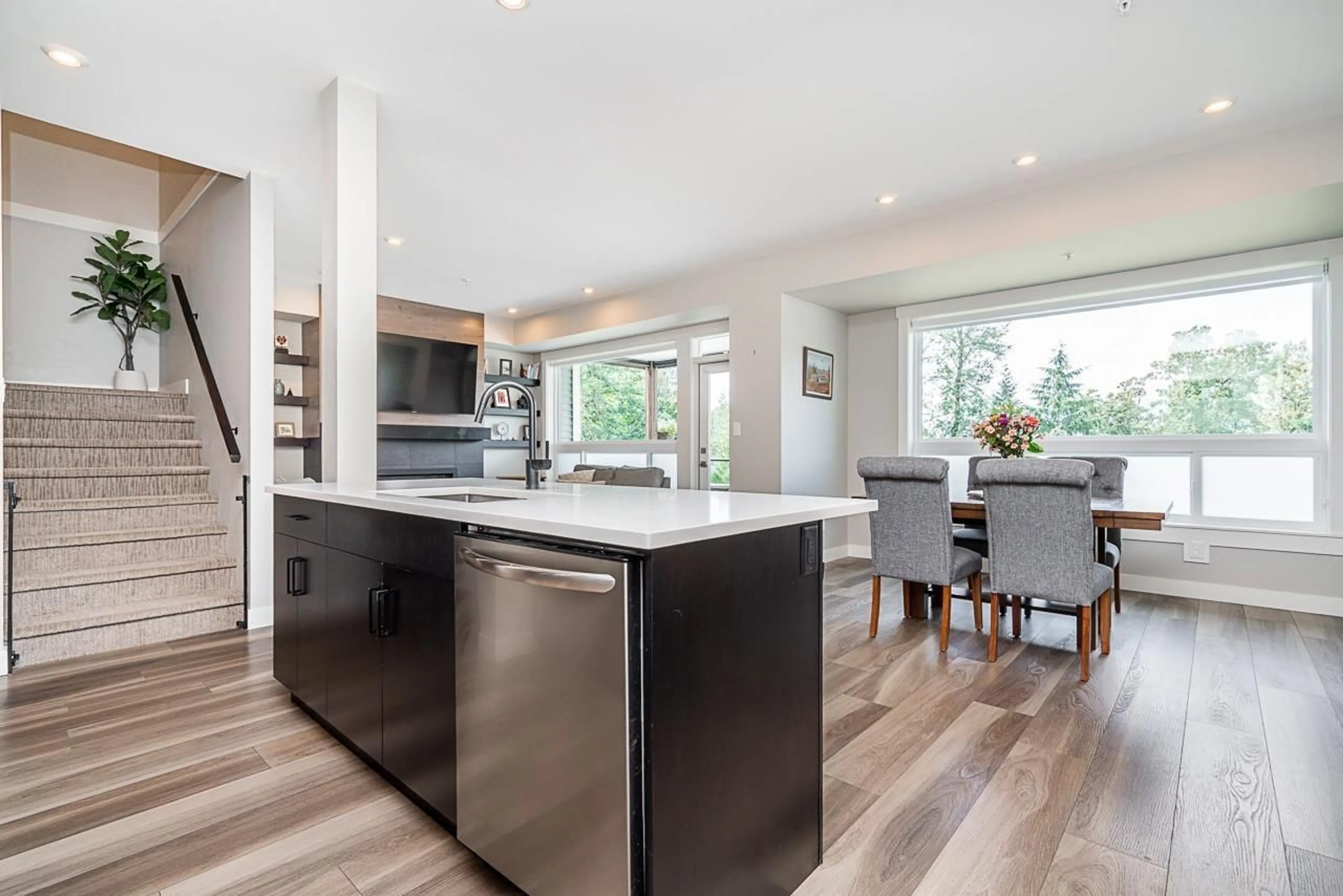Open concept kitchen, wood/laminate floor for 5 - 43575 CHILLIWACK MOUNTAIN ROAD, Chilliwack British Columbia V2R6B9