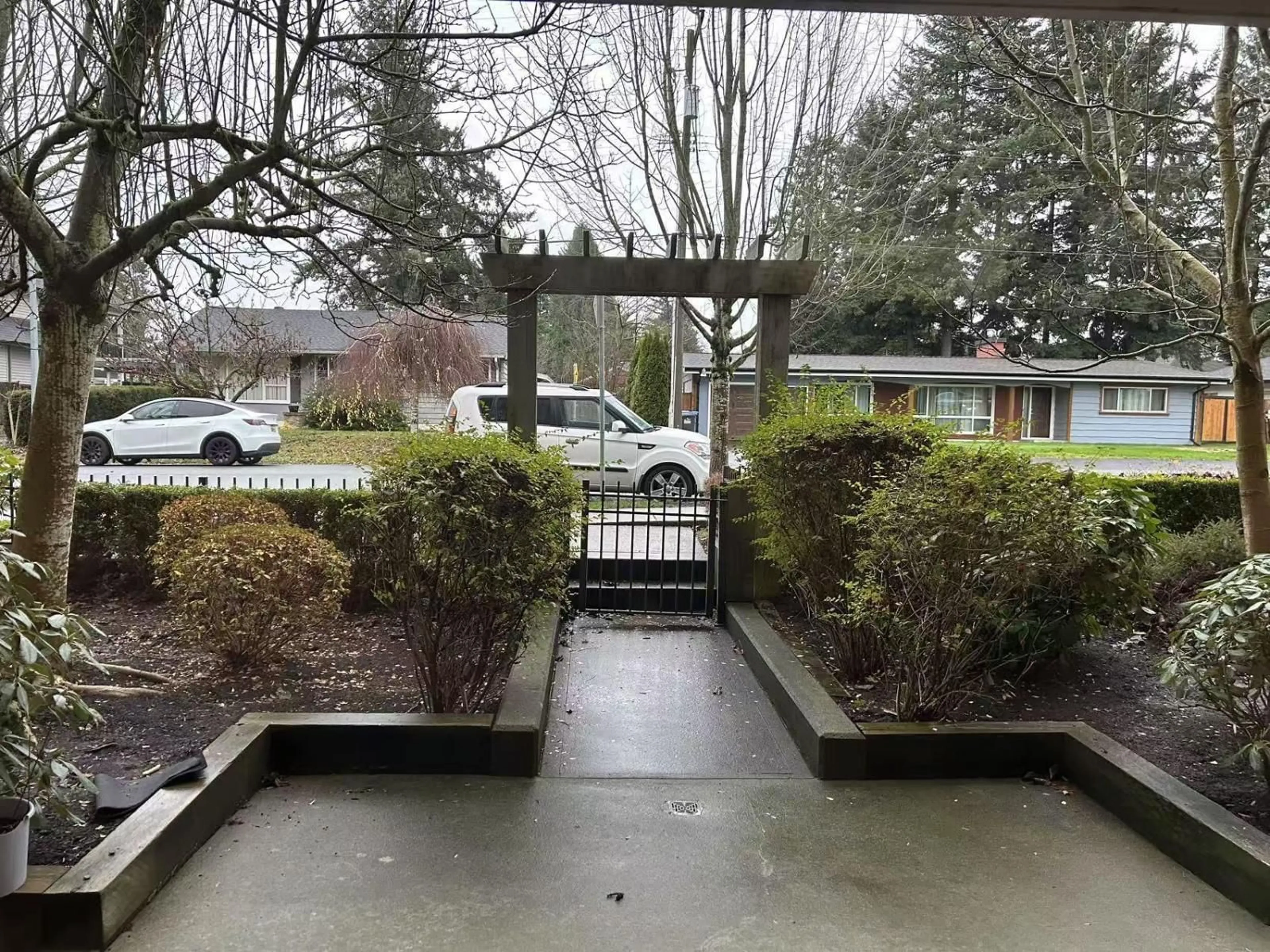 Patio, street for 111 - 33545 RAINBOW AVENUE, Abbotsford British Columbia V2S1Z6