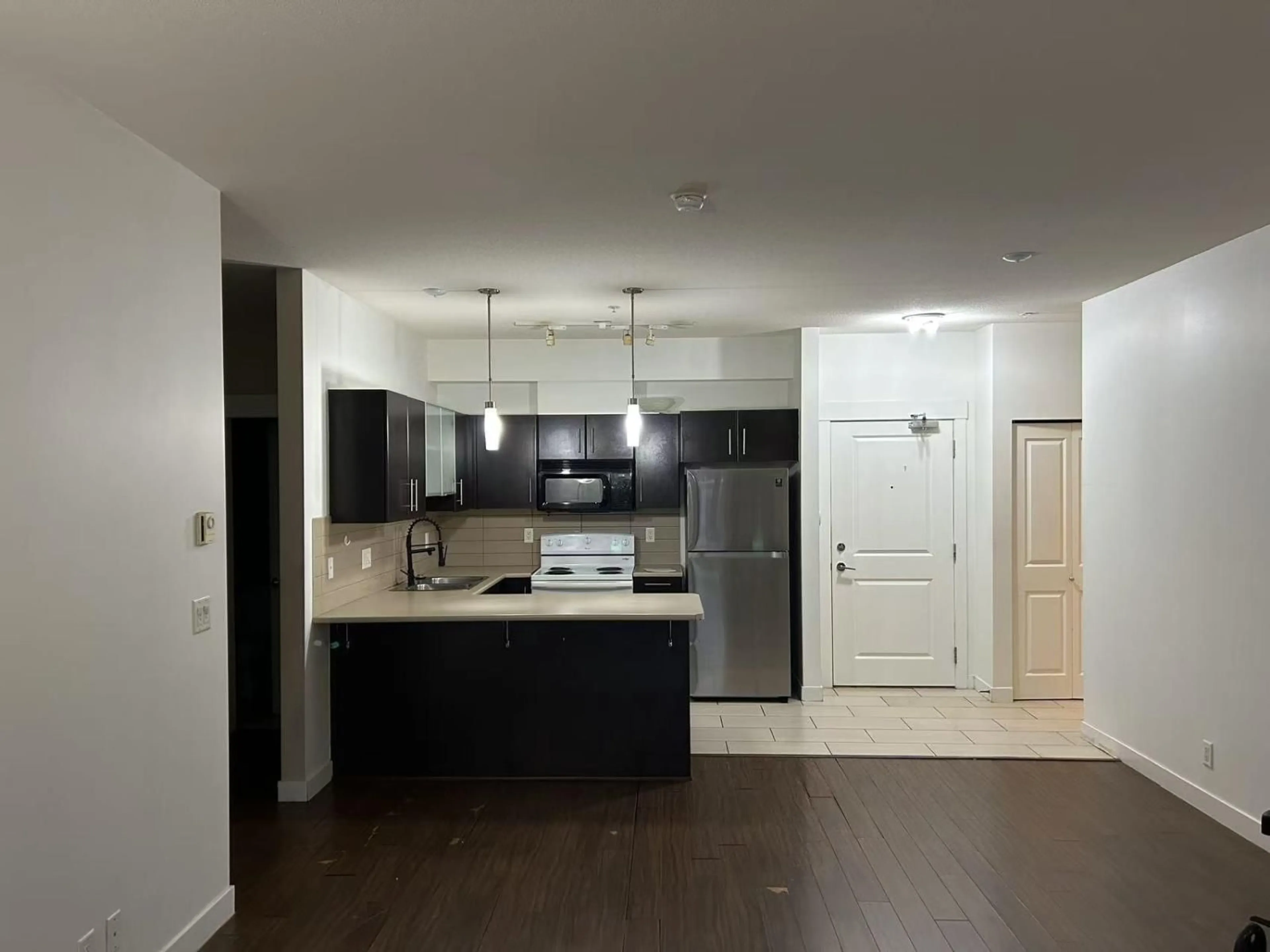 Open concept kitchen, unknown for 111 - 33545 RAINBOW AVENUE, Abbotsford British Columbia V2S1Z6