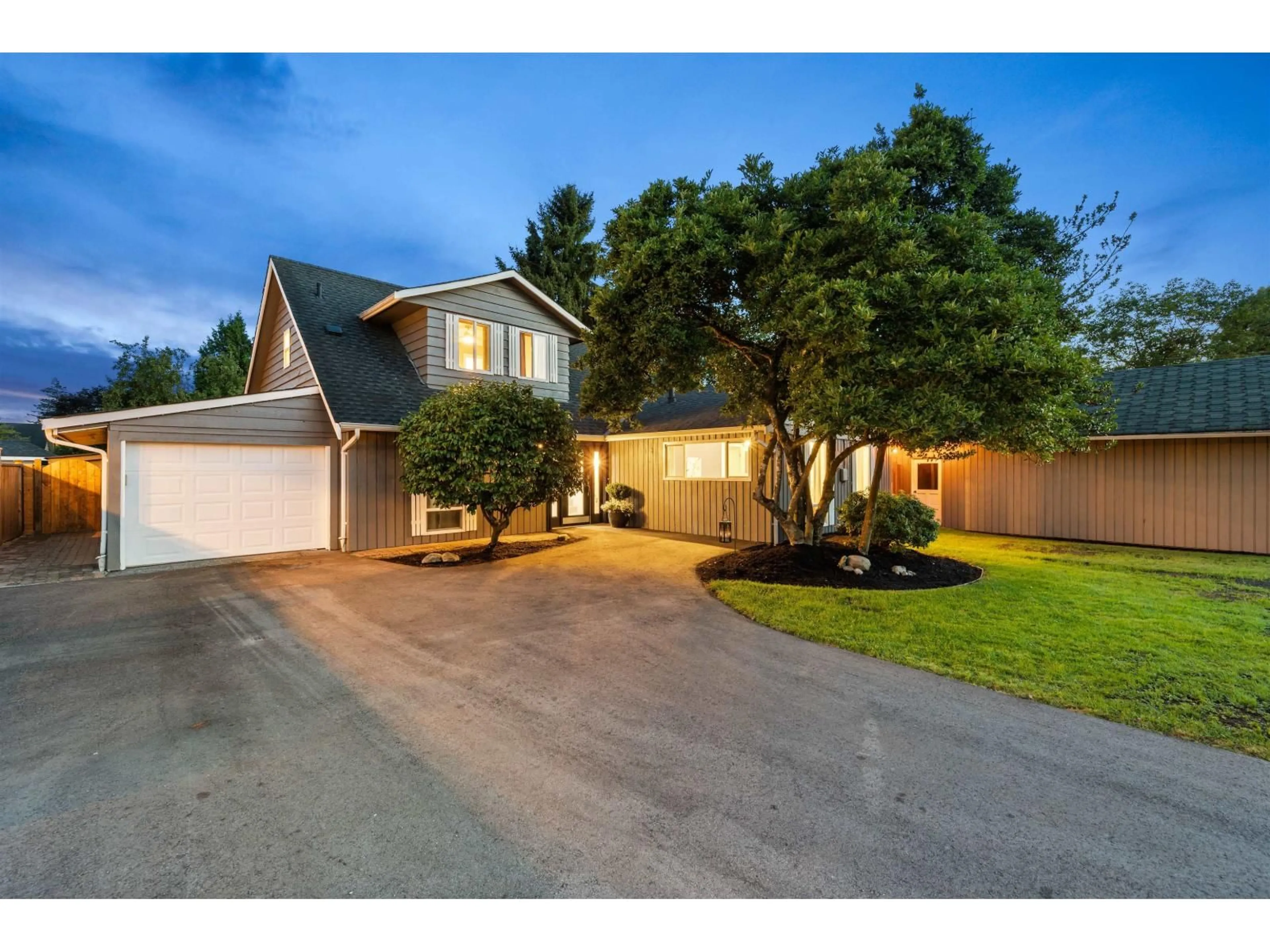 A pic from outside/outdoor area/front of a property/back of a property/a pic from drone, street for 22806 RENNIE AVENUE, Langley British Columbia V1M2S3