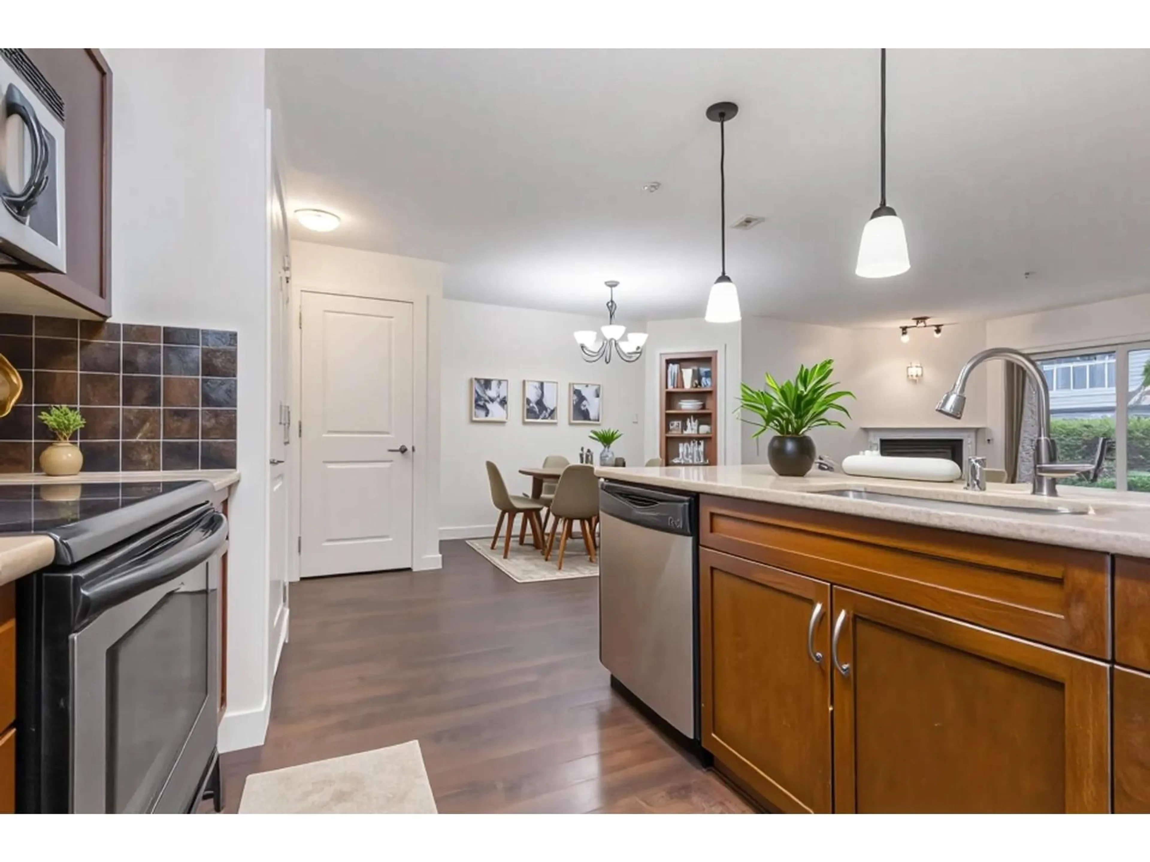Open concept kitchen, unknown for 104 - 2038 SANDALWOOD CRESCENT, Abbotsford British Columbia V2S3H6