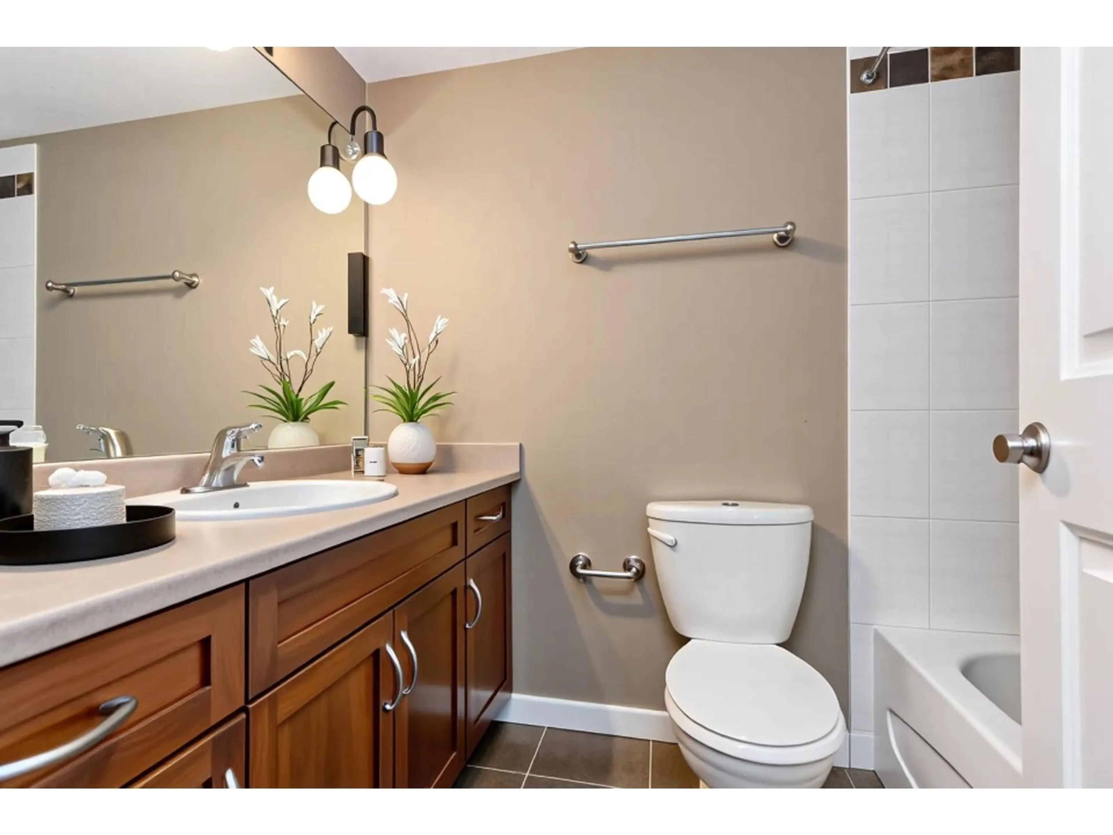 Standard bathroom, ceramic/tile floor for 104 - 2038 SANDALWOOD CRESCENT, Abbotsford British Columbia V2S3H6