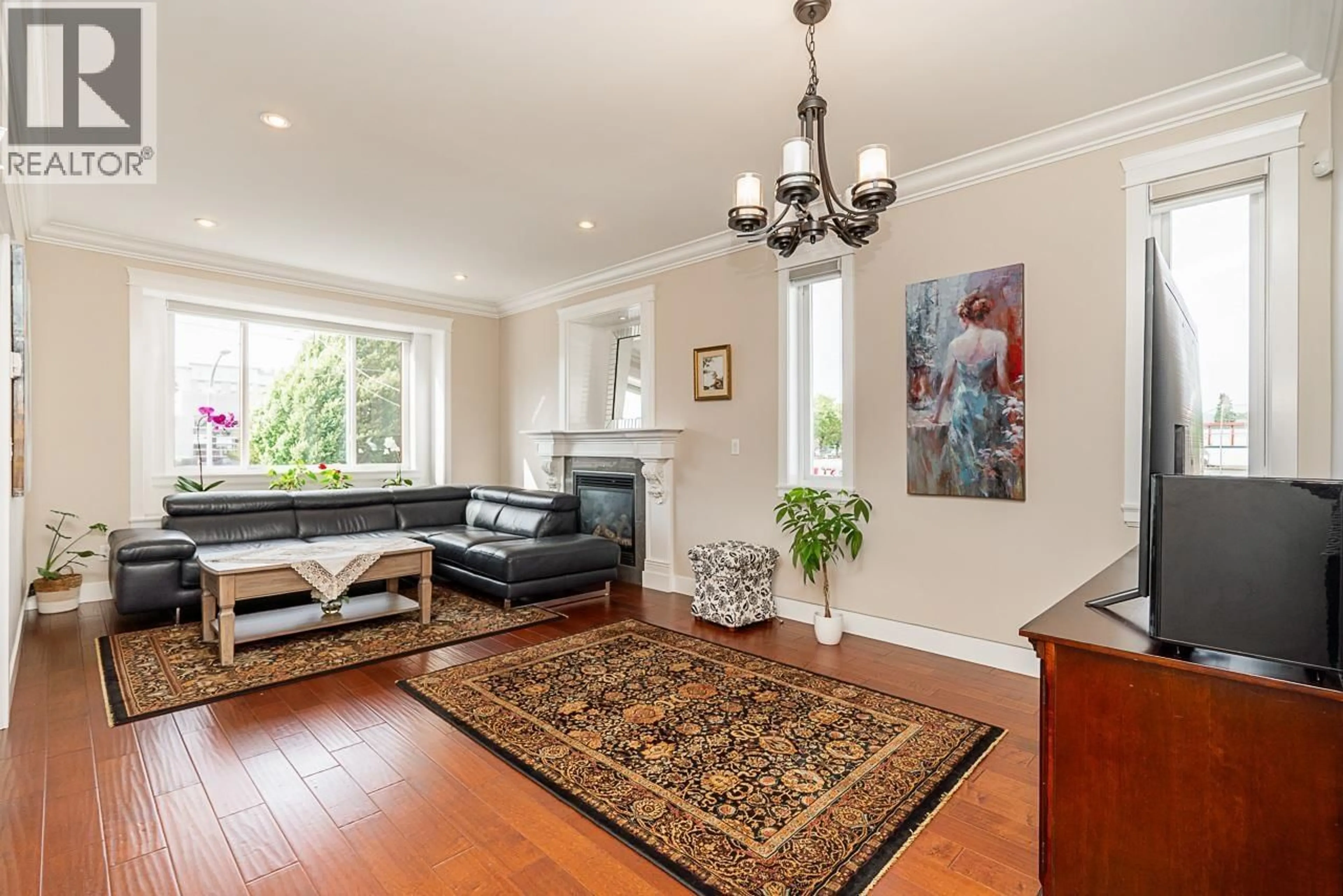 Living room with furniture, wood/laminate floor for 7568 19TH AVENUE, Burnaby British Columbia V3N1E6