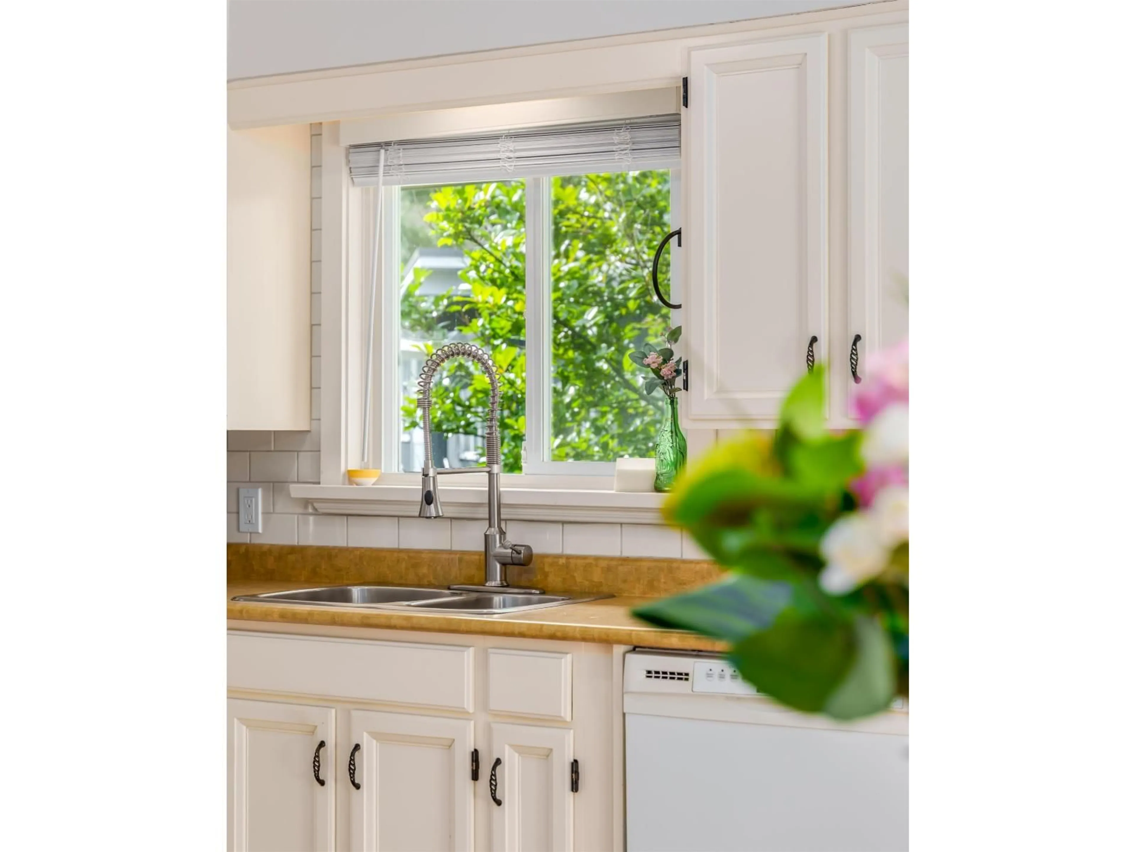 Open concept kitchen, unknown for 34777 MT BLANCHARD DRIVE, Abbotsford British Columbia V2S2Y2