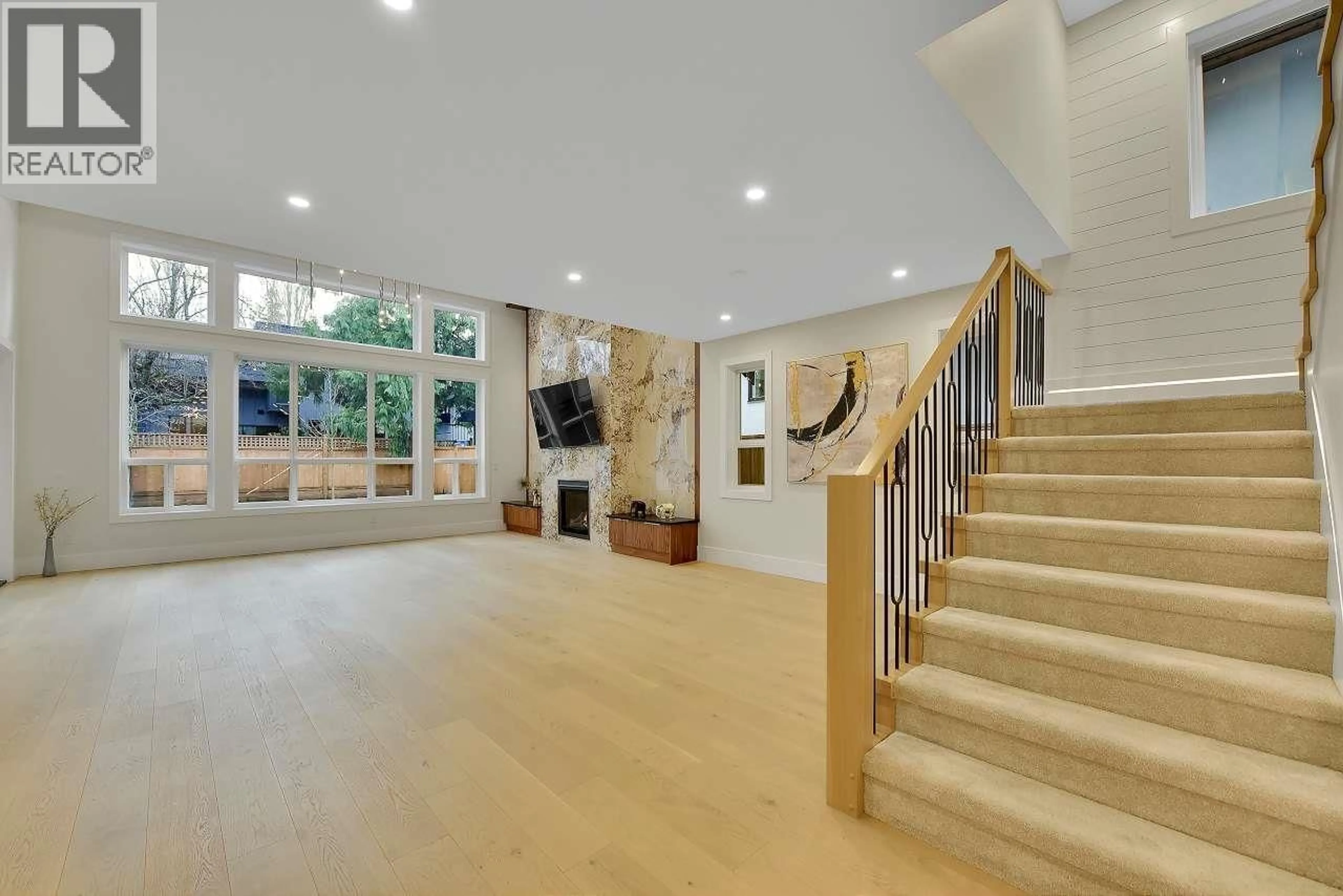 Indoor foyer for 5712 16A AVENUE, Tsawwassen British Columbia V4L1H9