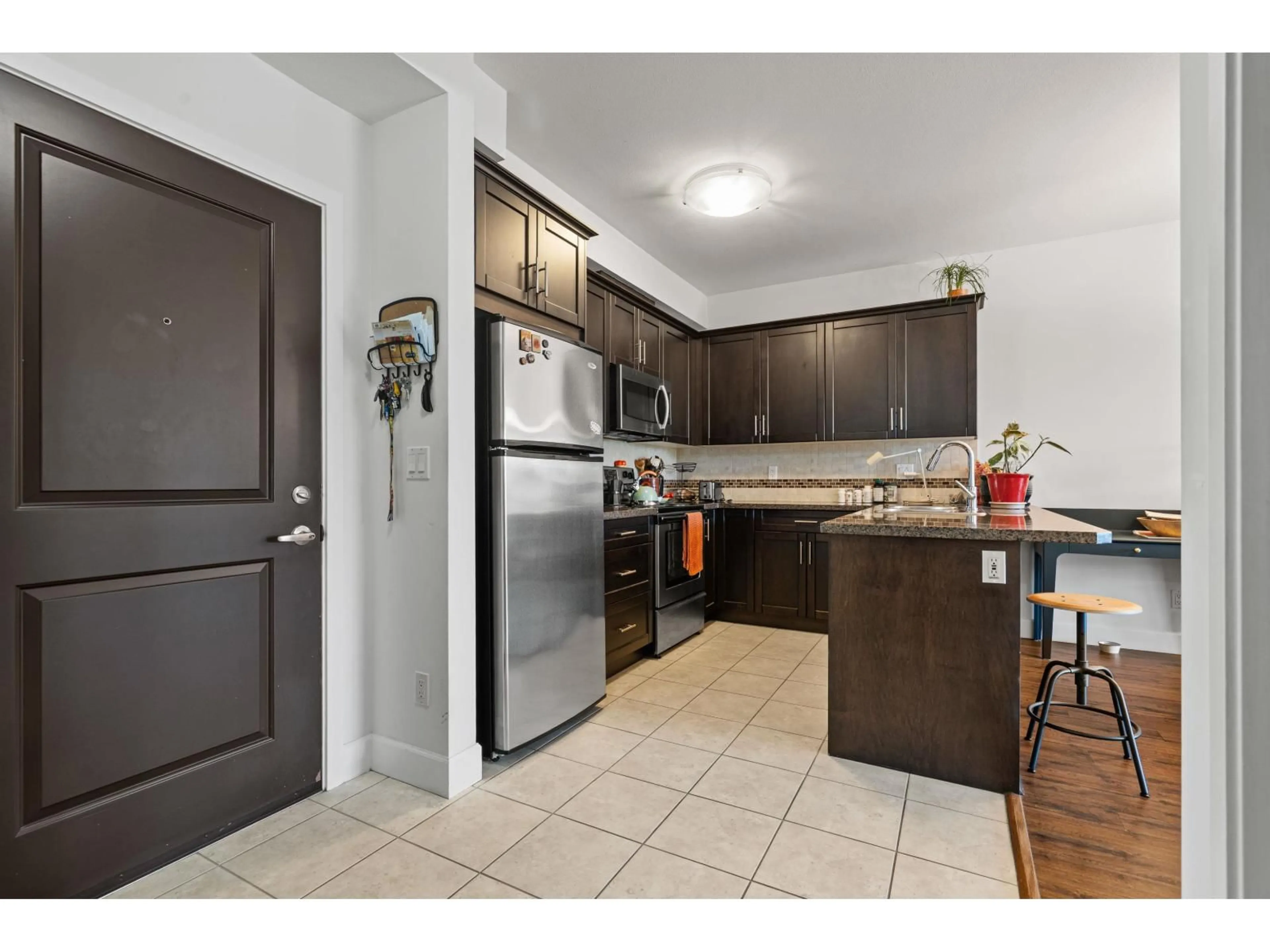 Standard kitchen, ceramic/tile floor for 216 - 46262 FIRST AVENUE, Chilliwack British Columbia V2P0C3