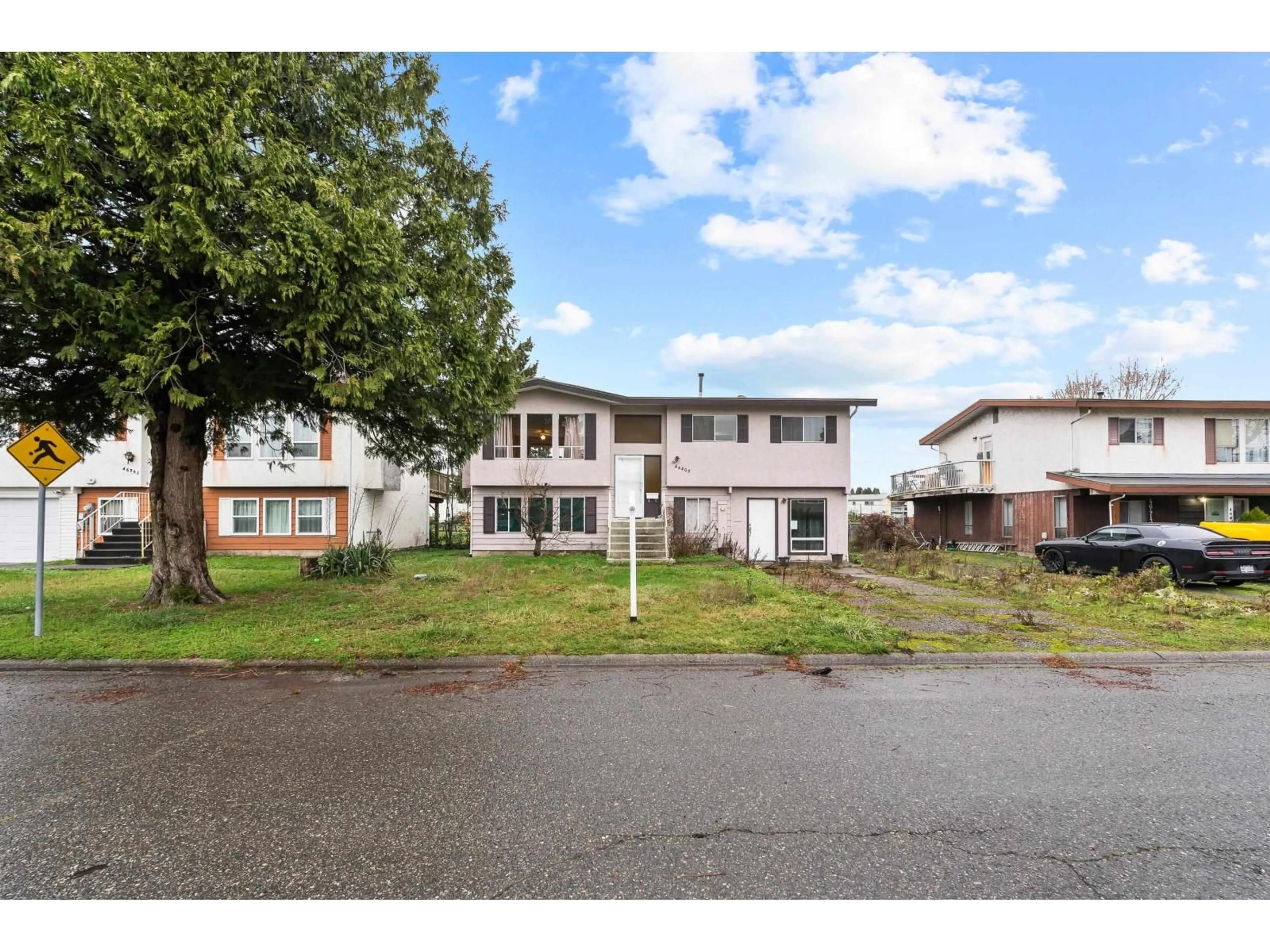 A pic from outside/outdoor area/front of a property/back of a property/a pic from drone, street for 46405 DINAH AVENUE, Chilliwack British Columbia V2P7E2