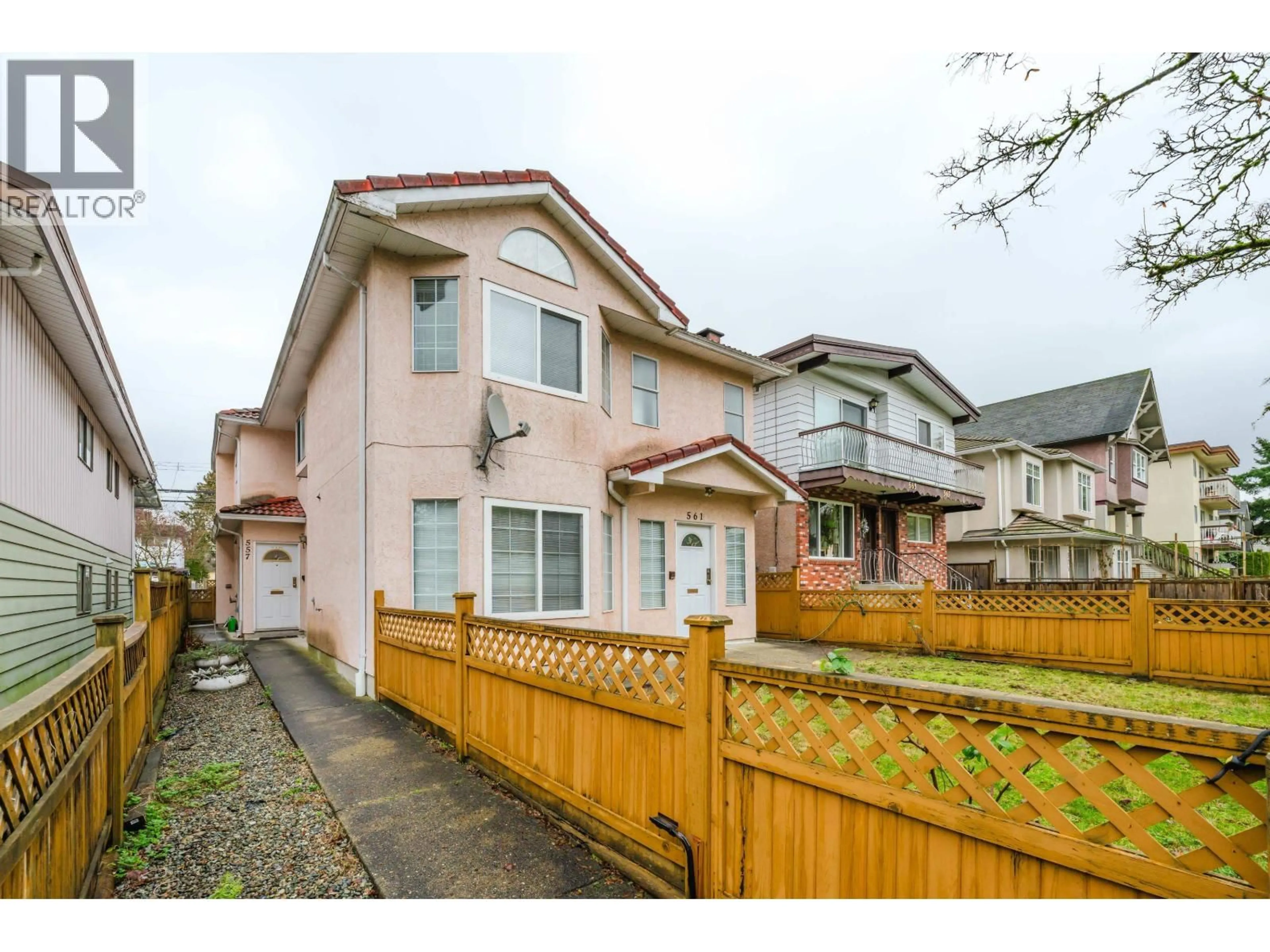 A pic from outside/outdoor area/front of a property/back of a property/a pic from drone, street for 557 44TH AVENUE, Vancouver British Columbia V5W1W4