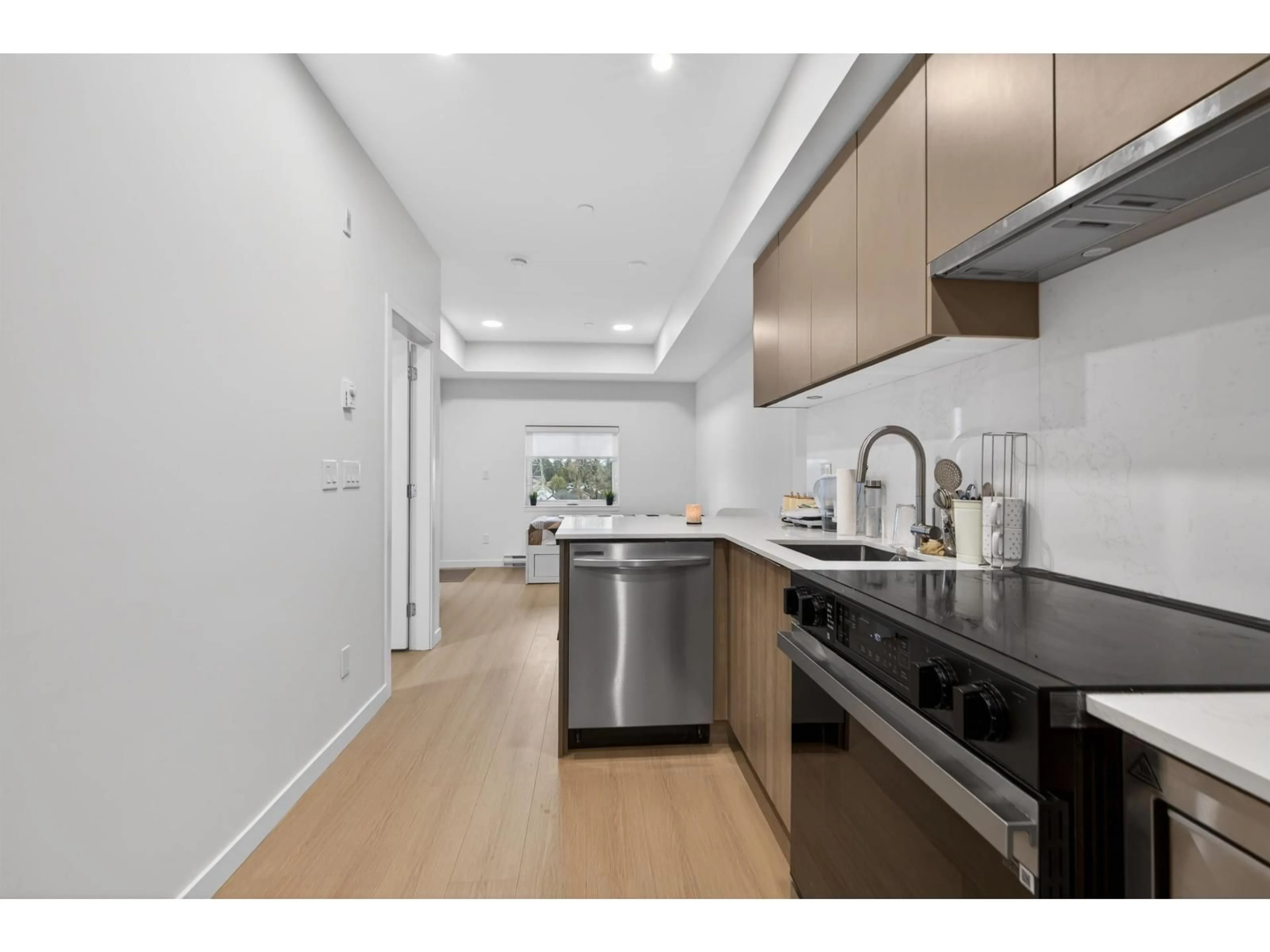 Standard kitchen, unknown for E512 - 10829 140 STREET, Surrey British Columbia V6V0A8