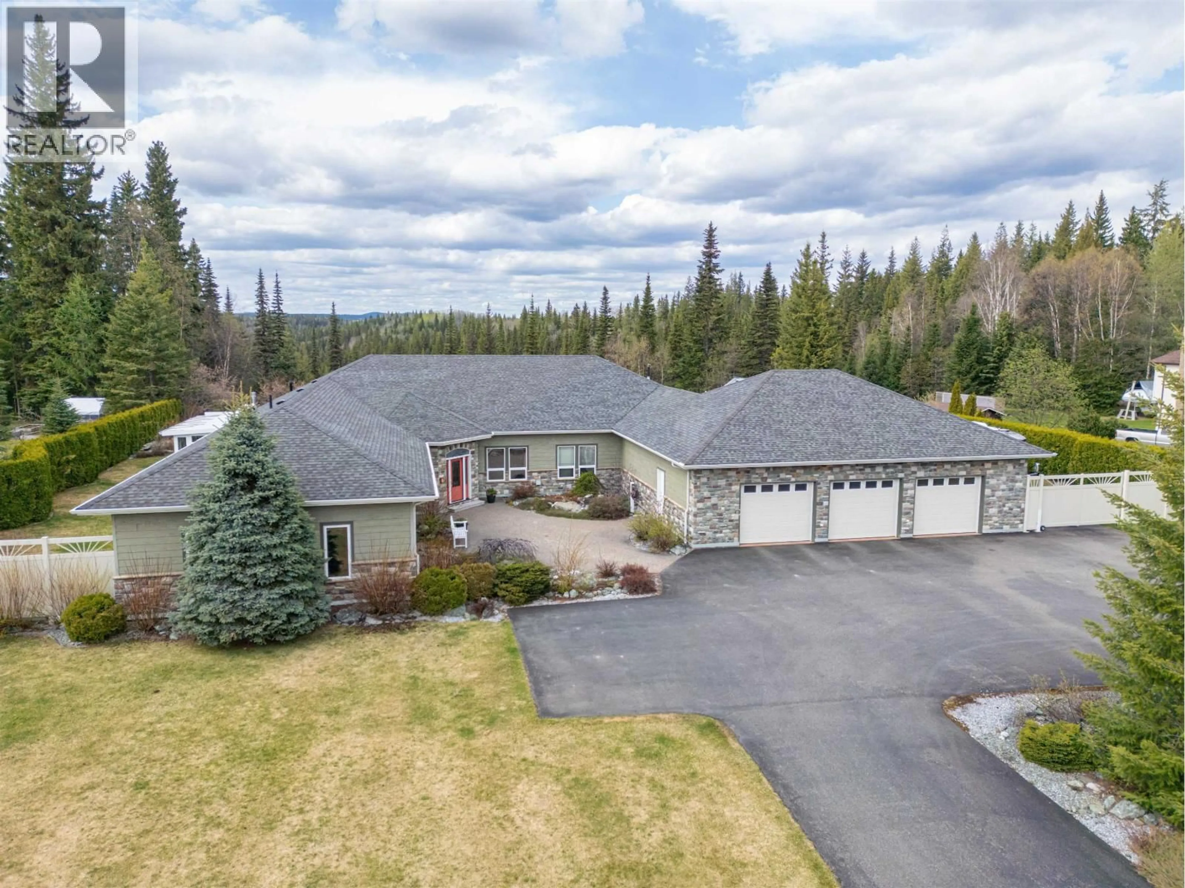 A pic from outside/outdoor area/front of a property/back of a property/a pic from drone, unknown for 7003 VALLEYVIEW DRIVE, Valleyview British Columbia V2K4C6
