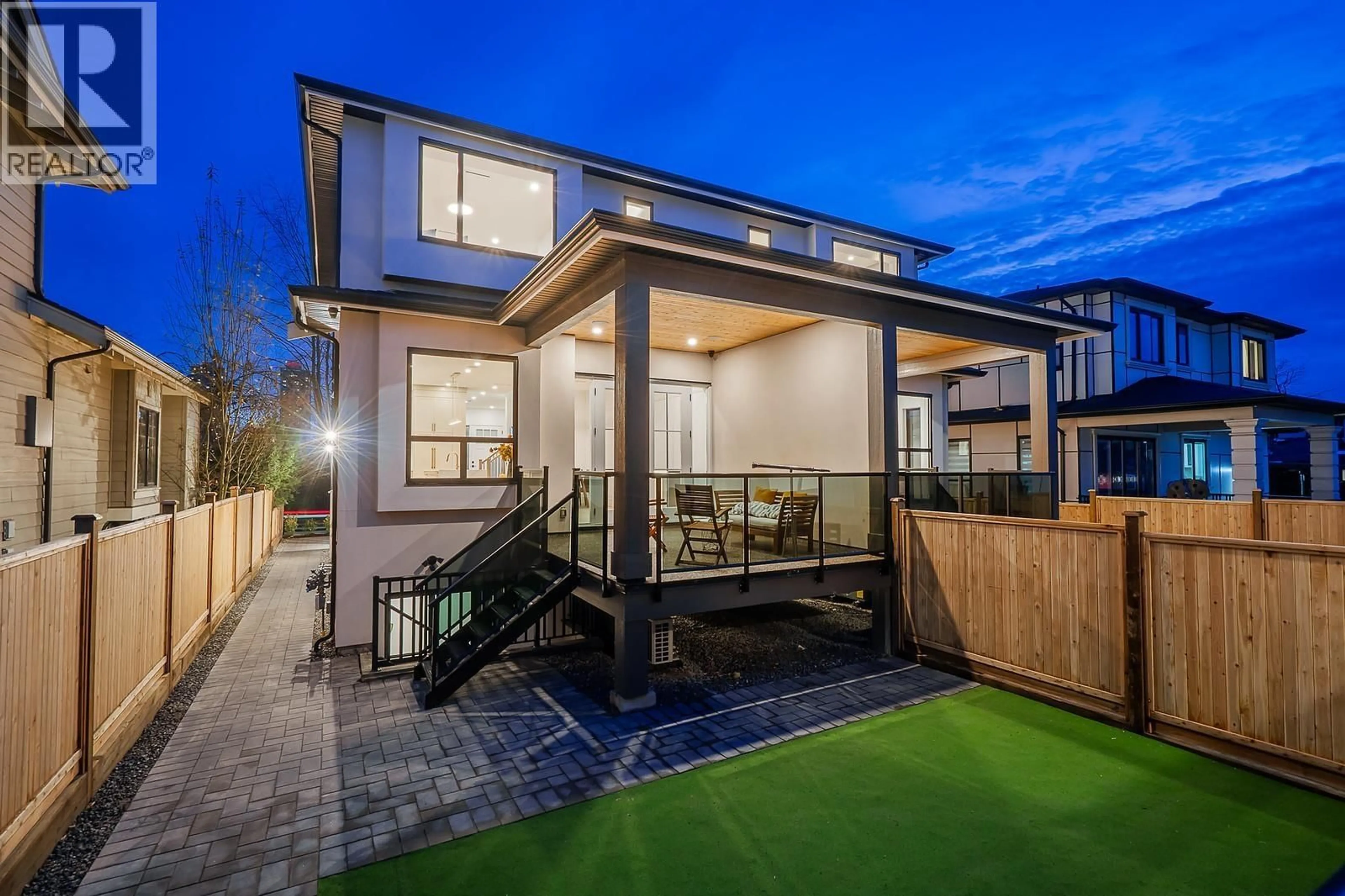 Patio, street for 4557 PARKER STREET, Burnaby British Columbia V5C3E1