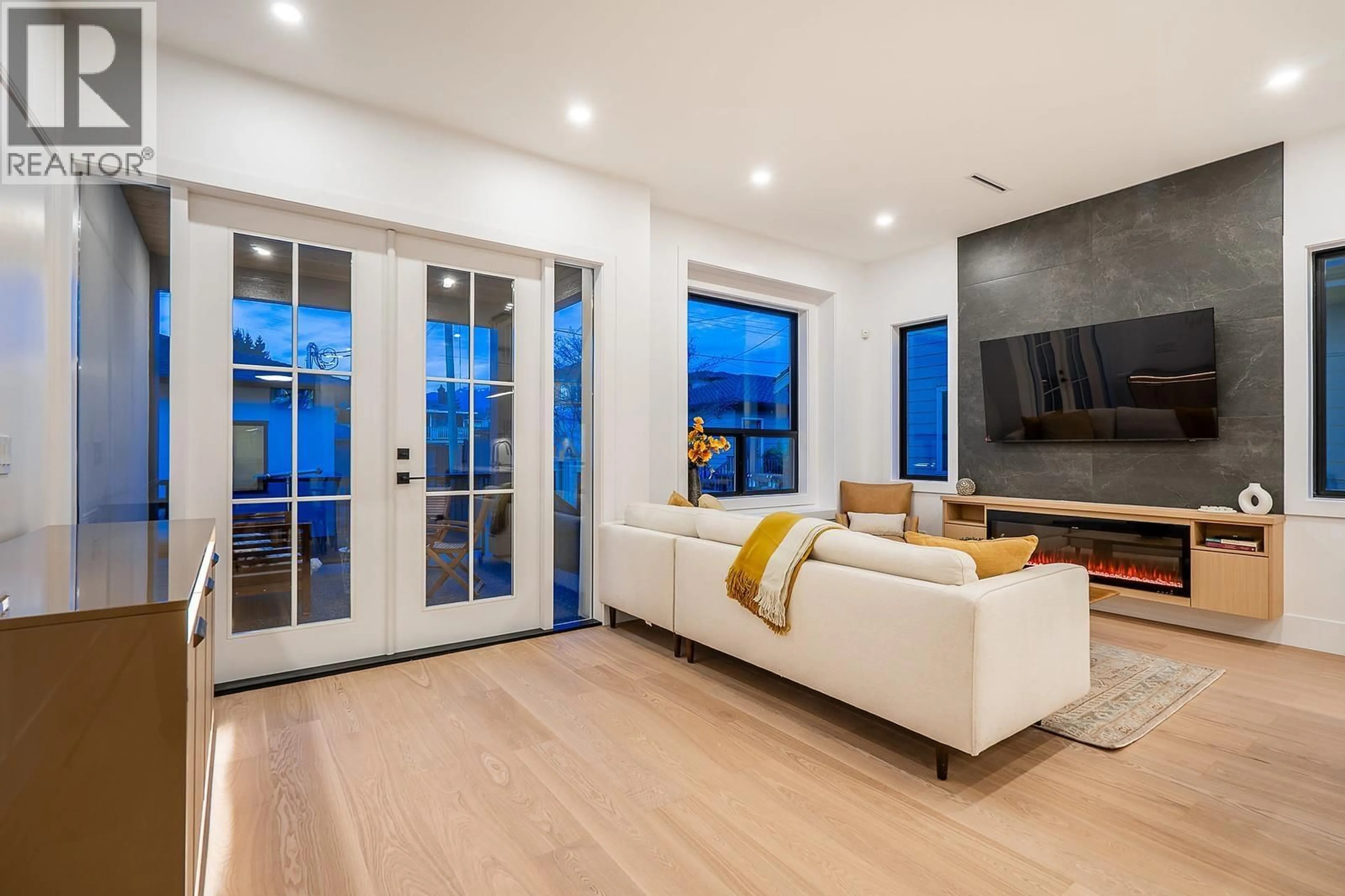 Unknown for 4557 PARKER STREET, Burnaby British Columbia V5C3E1