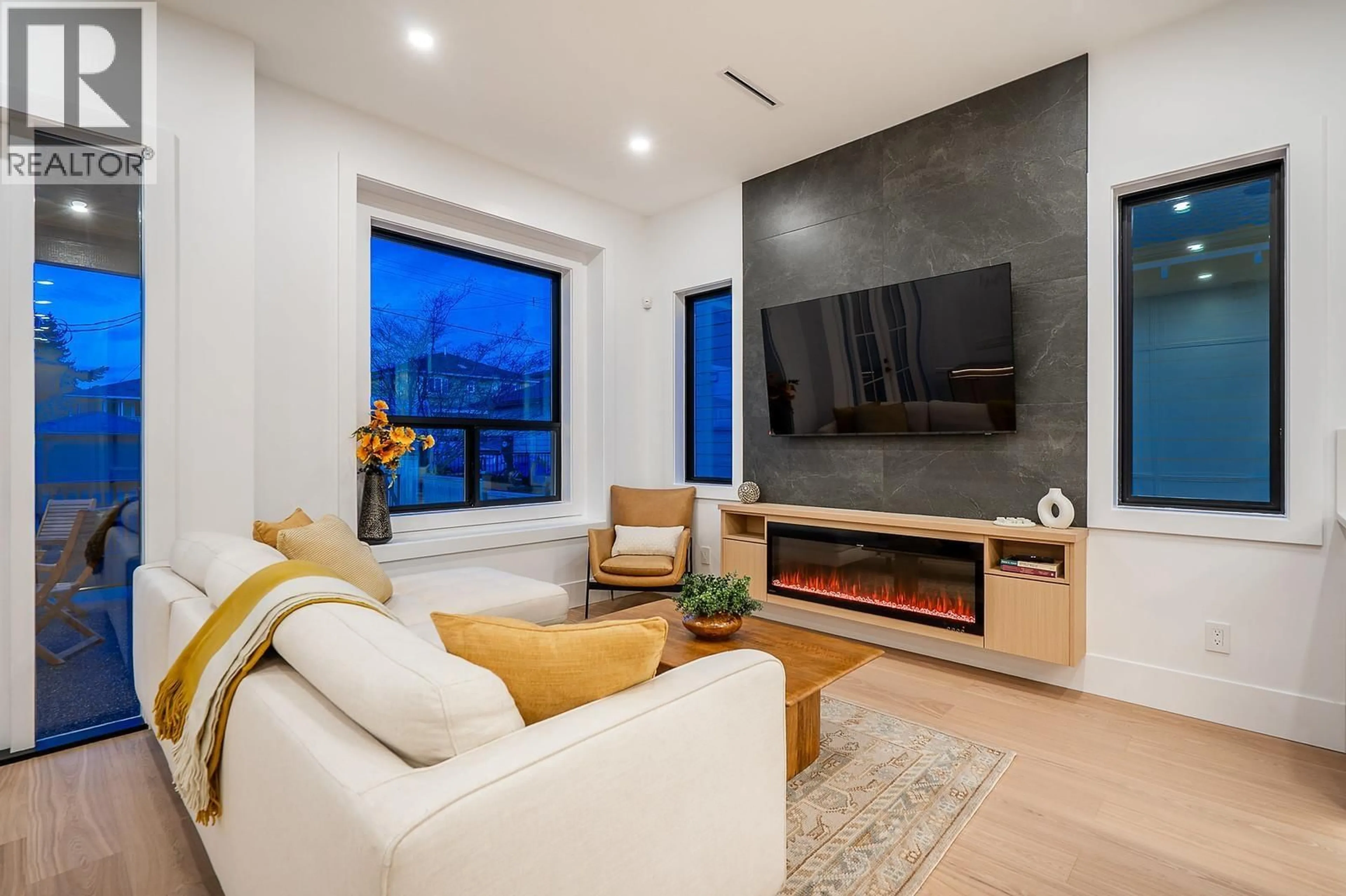 Living room with furniture, unknown for 4557 PARKER STREET, Burnaby British Columbia V5C3E1