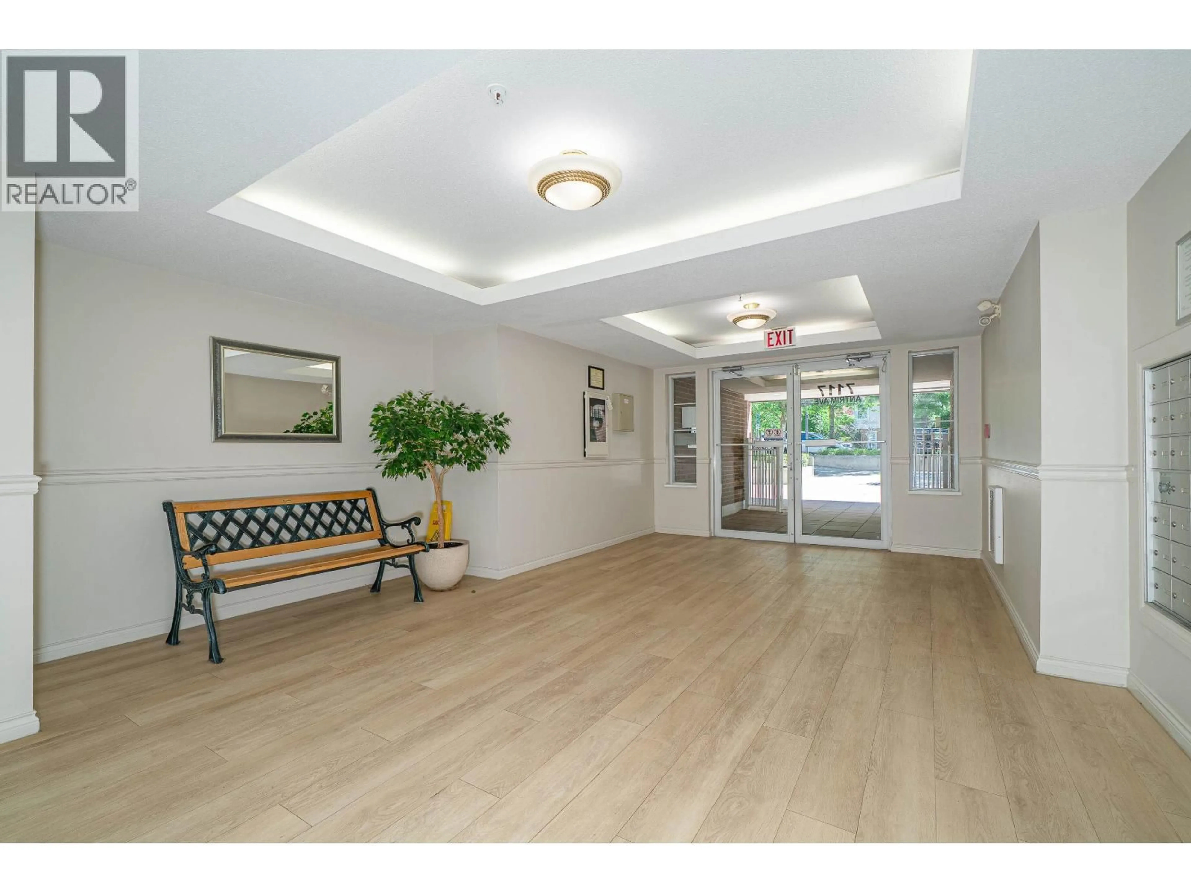 Indoor foyer for 211 - 7117 ANTRIM AVENUE, Burnaby British Columbia V5J5K1