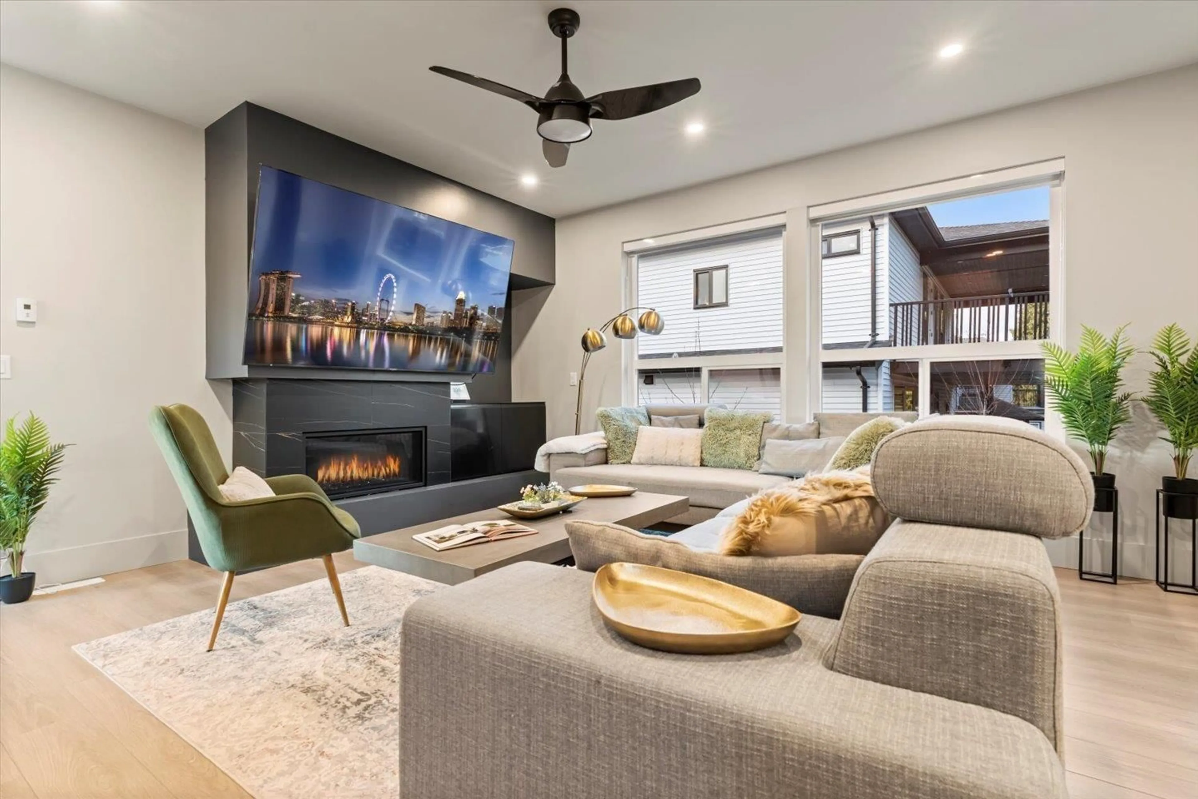 Living room with furniture, unknown for 33383 SILVERTREE COURT, Abbotsford British Columbia V2S3K5