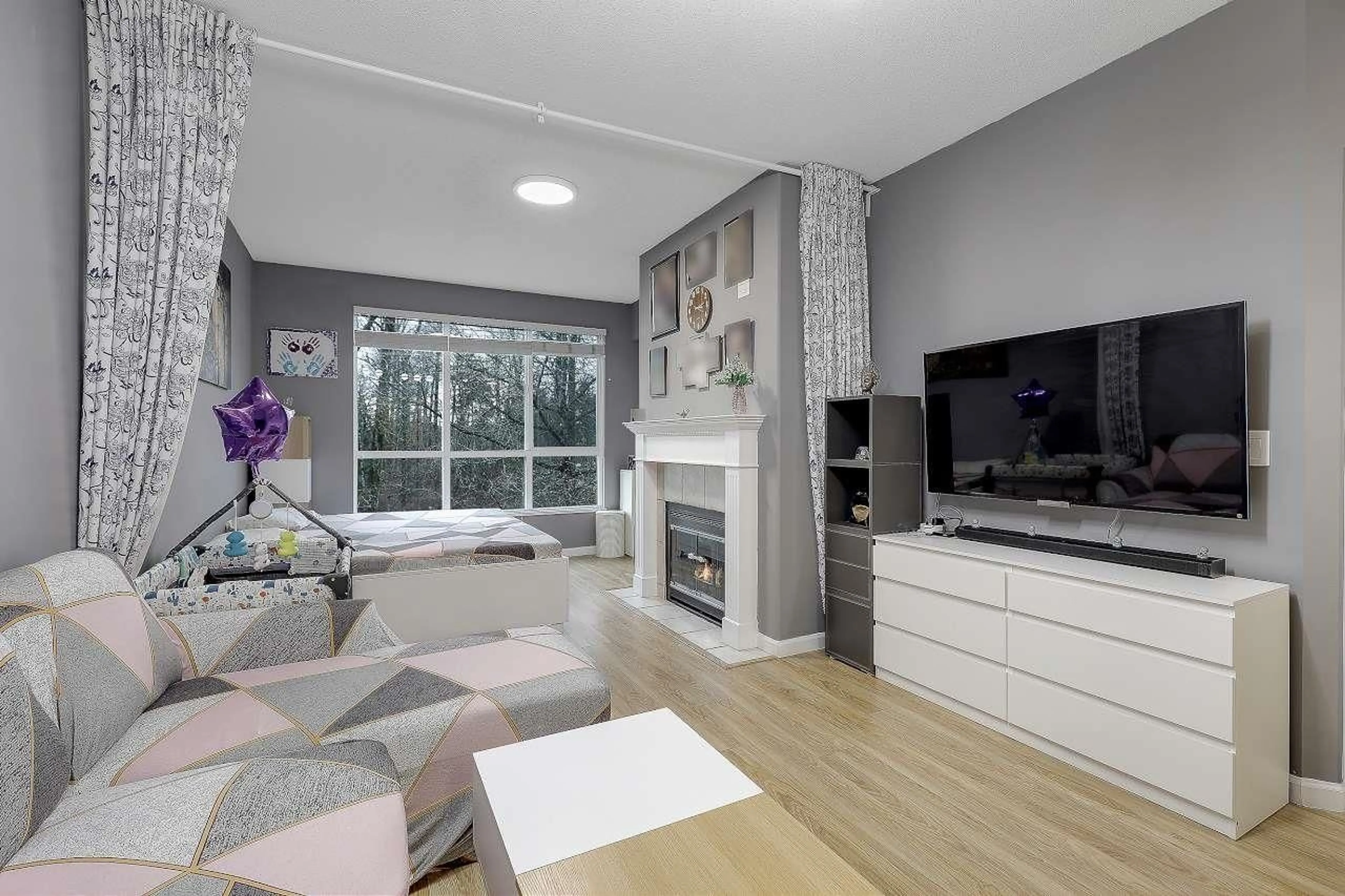 Living room with furniture, unknown for 406 - 13860 70 AVENUE, Surrey British Columbia V3W0S1