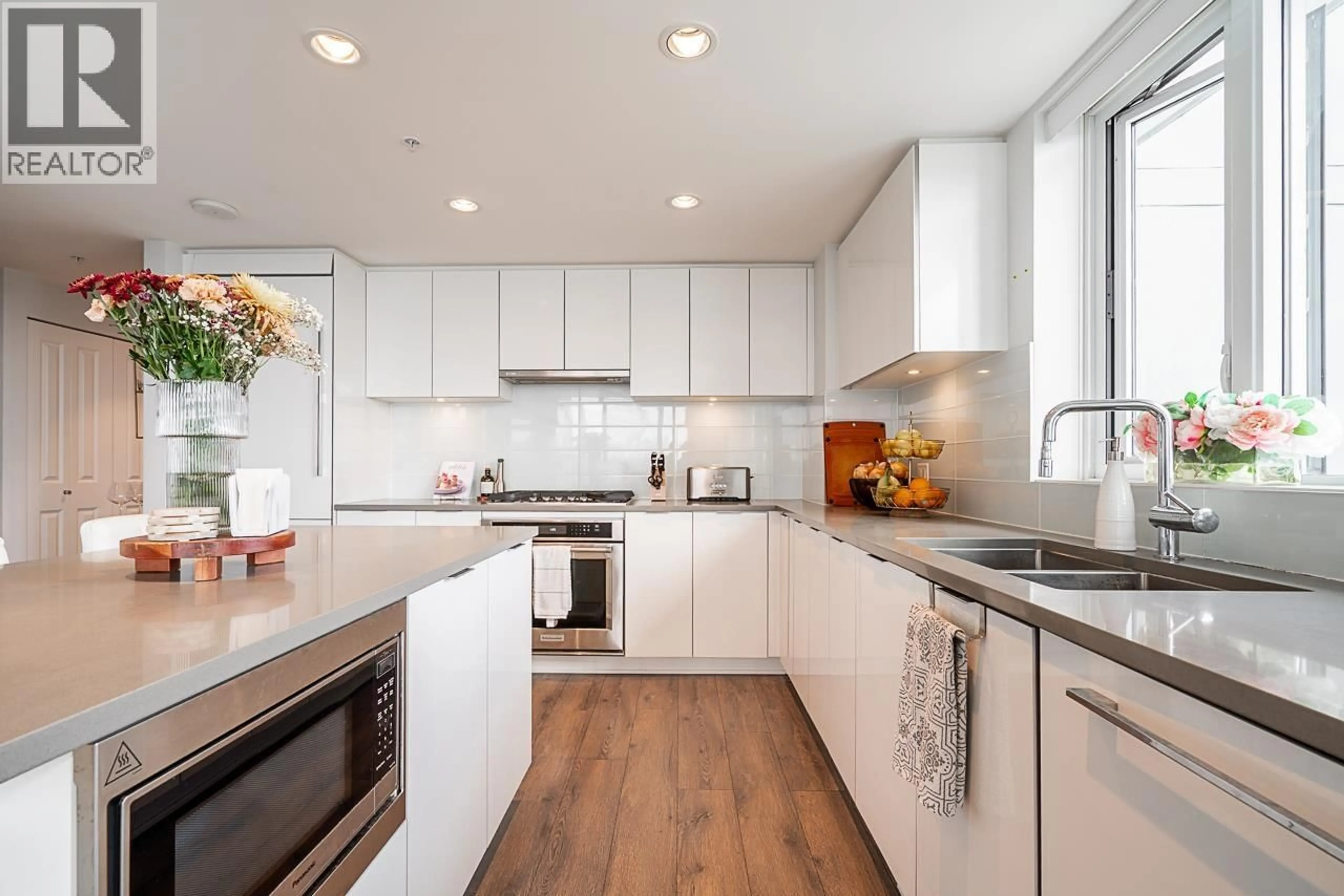 Contemporary kitchen, unknown for 1601 - 2388 MADISON AVENUE, Burnaby British Columbia V5C0K8