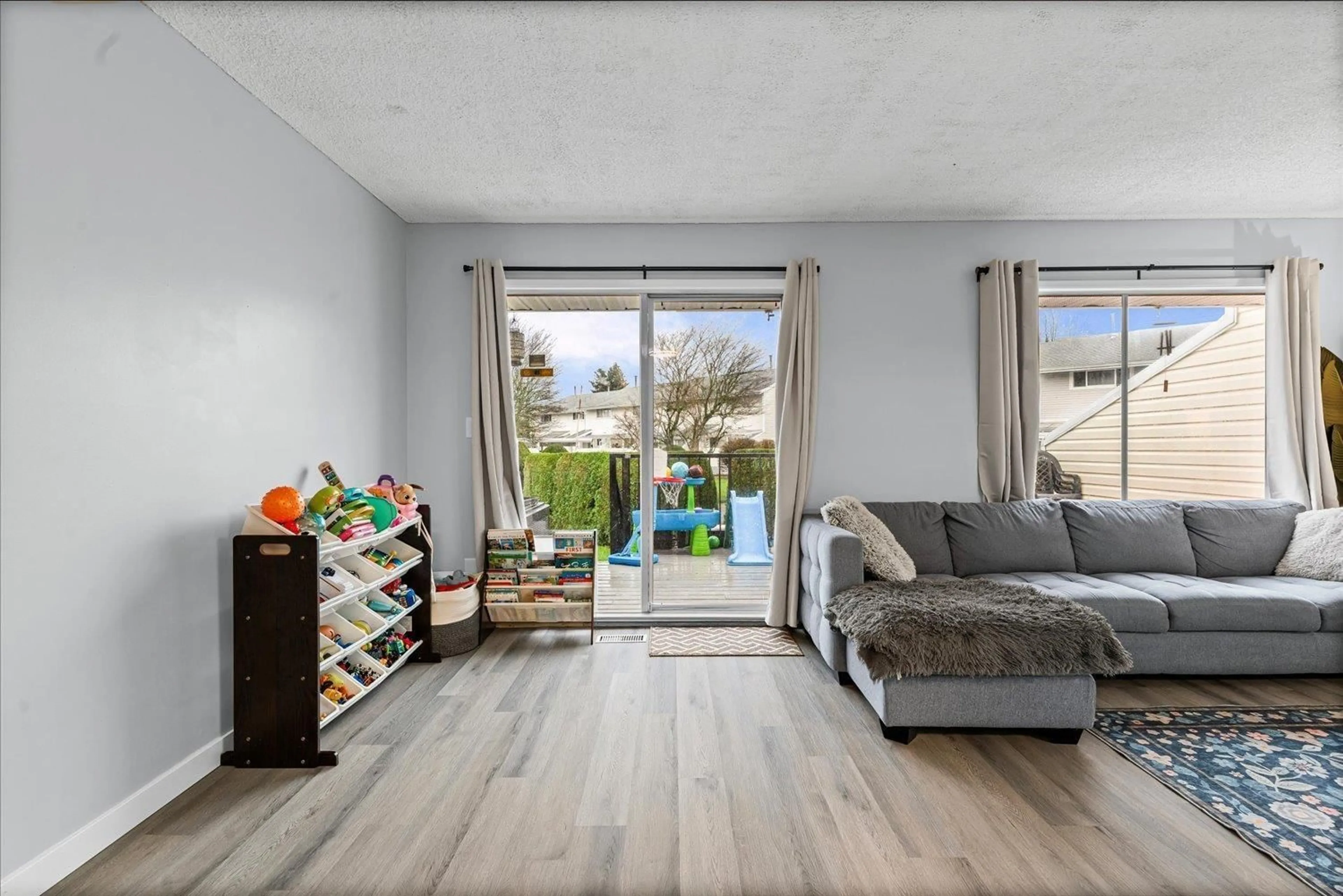 Living room with furniture, wood/laminate floor for 1 - 9342 HAZEL STREET, Chilliwack British Columbia V2P5N2