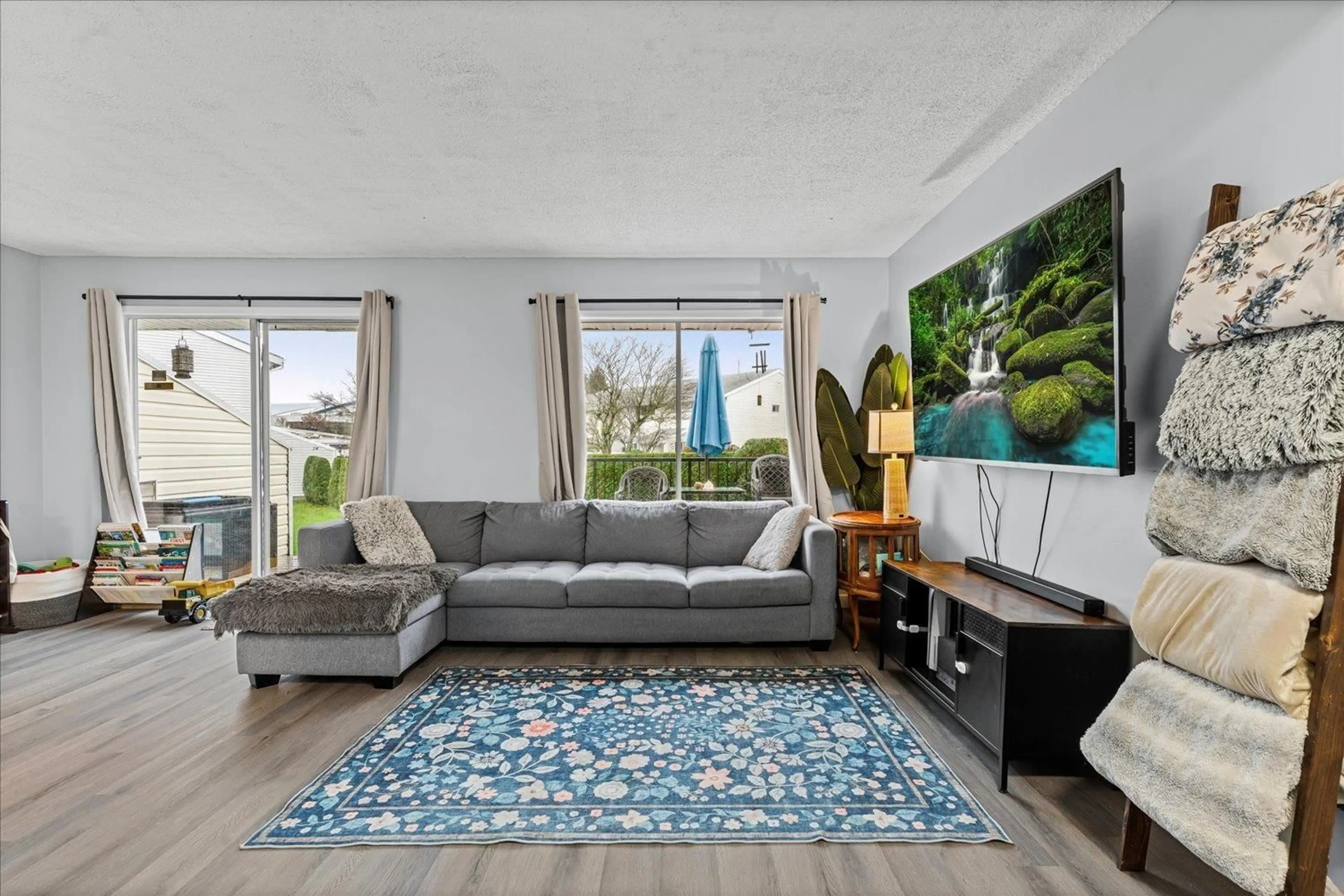 Living room with furniture, unknown for 1 - 9342 HAZEL STREET, Chilliwack British Columbia V2P5N2