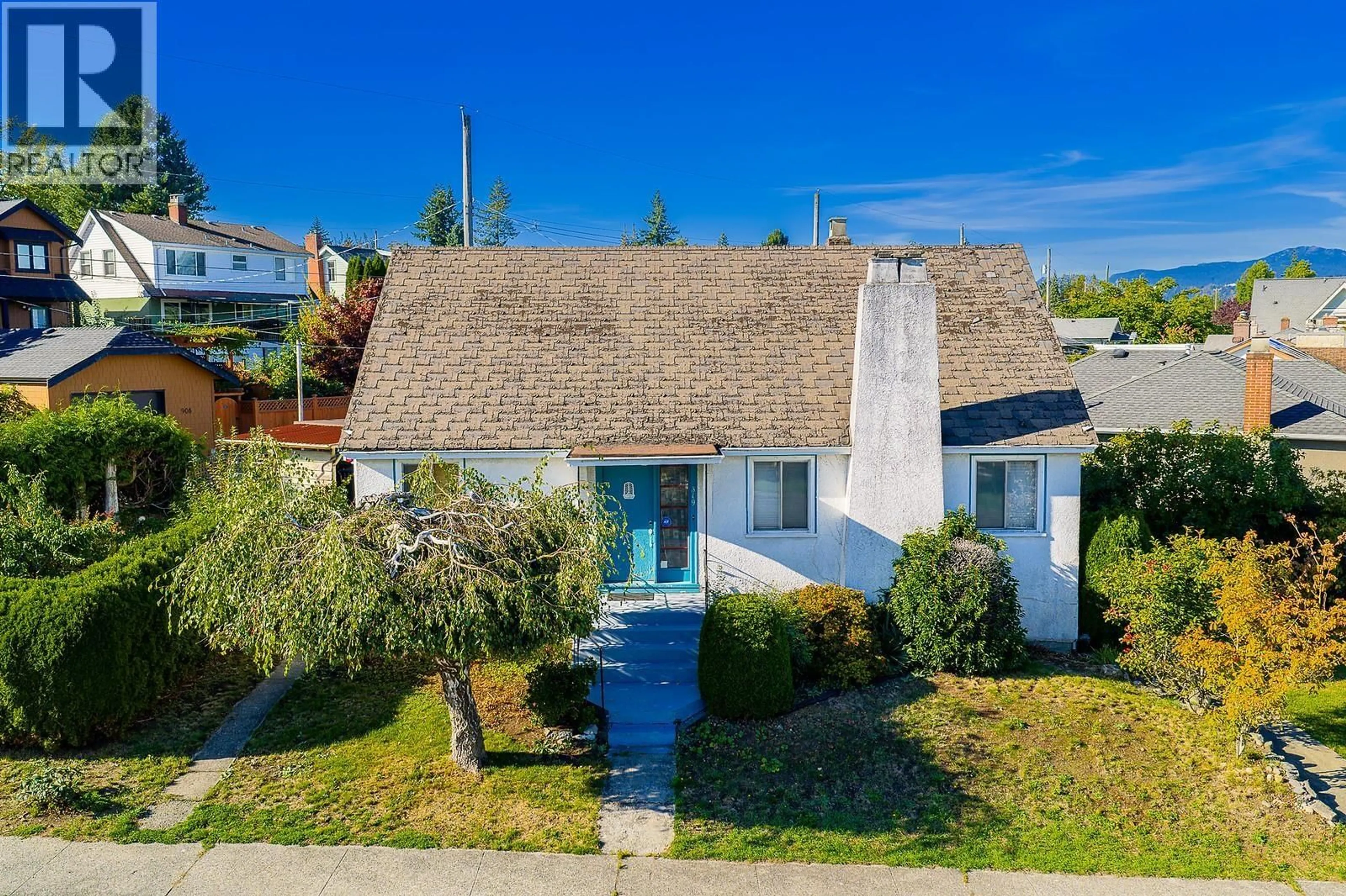 A pic from outside/outdoor area/front of a property/back of a property/a pic from drone, street for 319 CHURCHILL AVENUE, New Westminster British Columbia V3L4P4