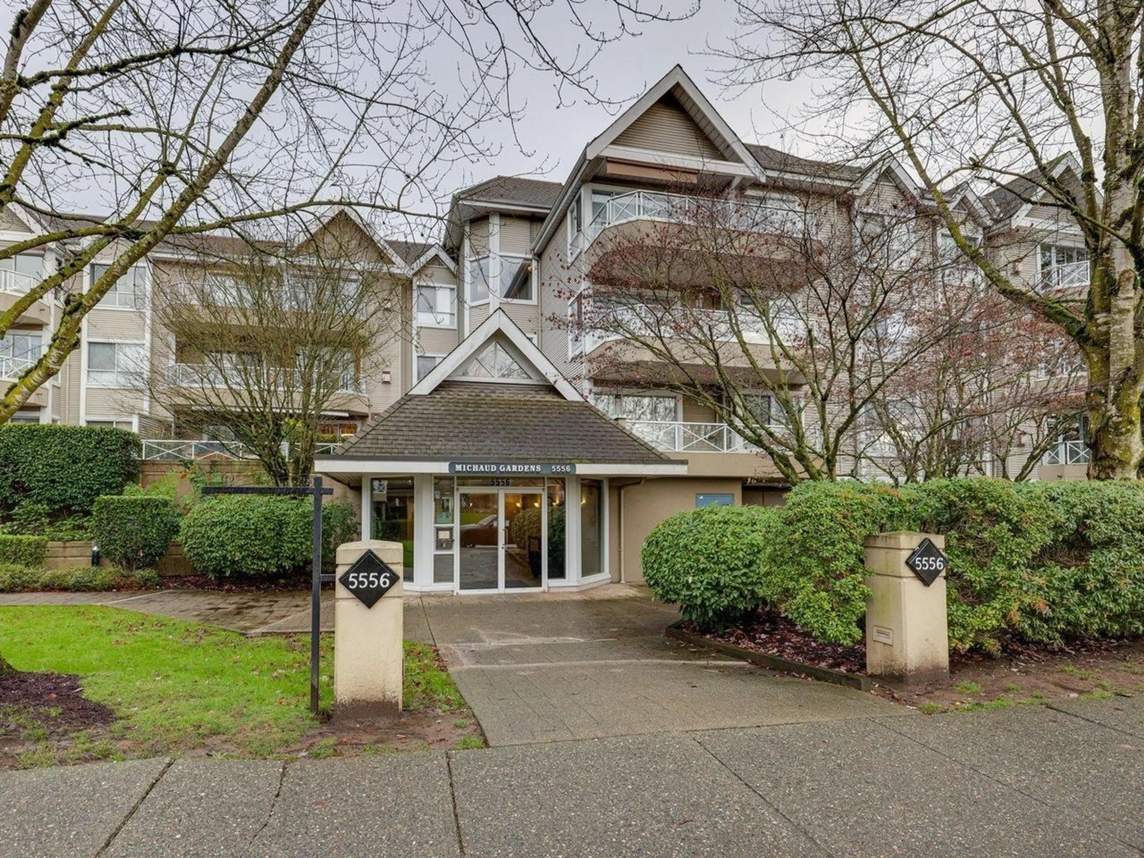 Indoor foyer for 313 - 5556 201A STREET, Langley British Columbia V3A8K5