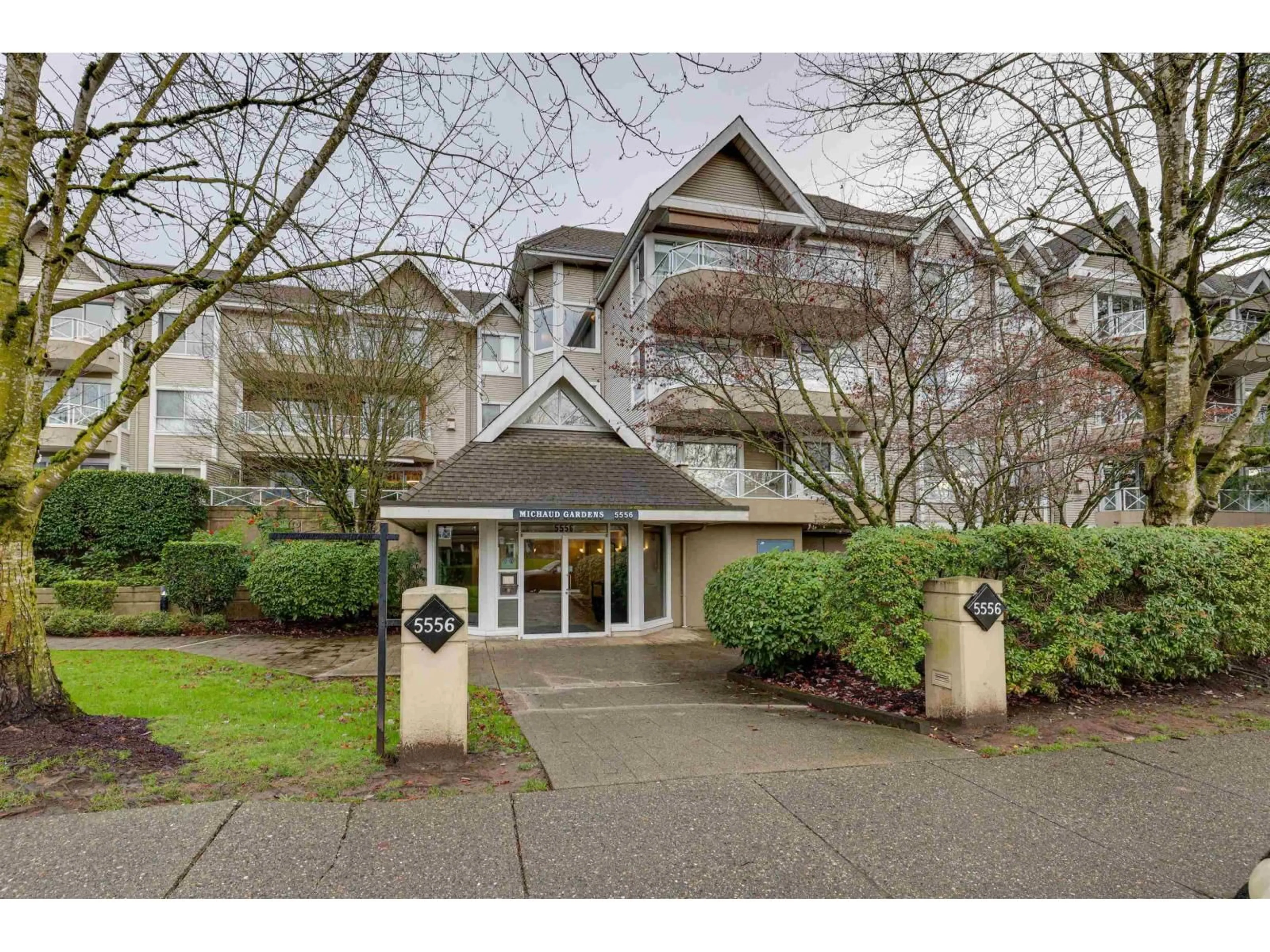 Indoor foyer for 313 - 5556 201A STREET, Langley British Columbia V3A8K5