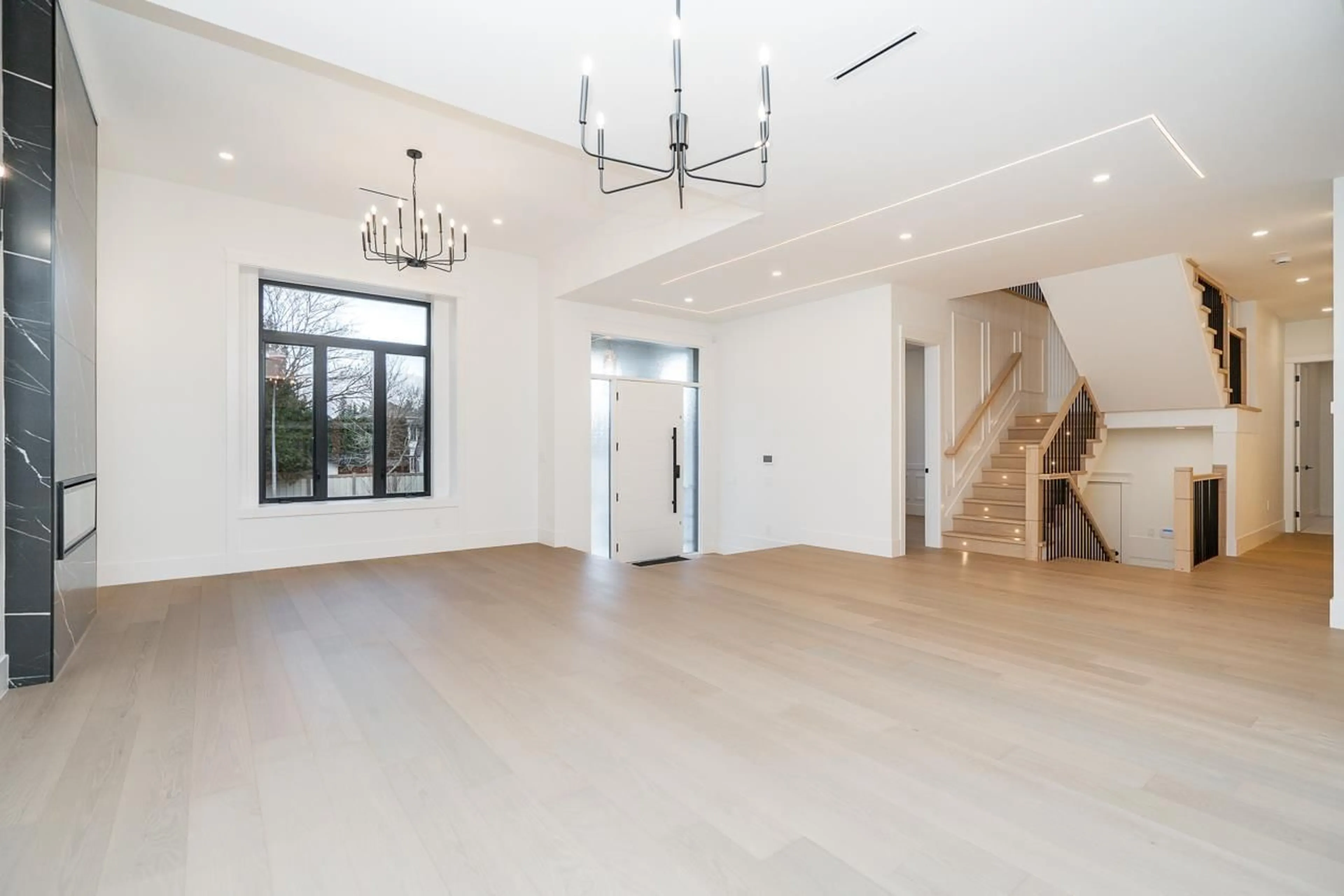 Indoor foyer for 19730 33A AVENUE, Langley British Columbia V3A0N9