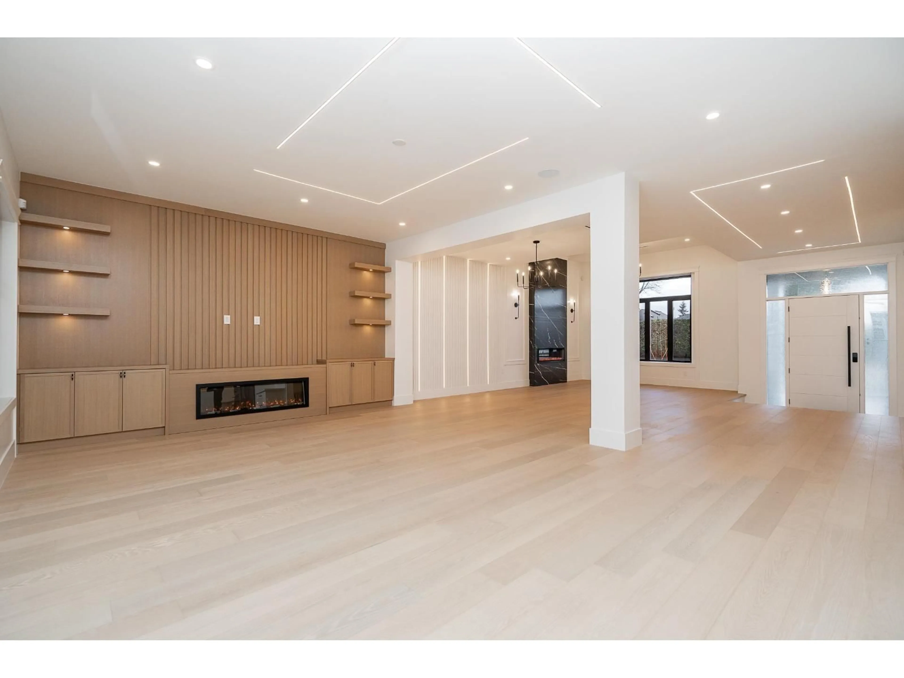 Indoor foyer for 19730 33A AVENUE, Langley British Columbia V3A0N9