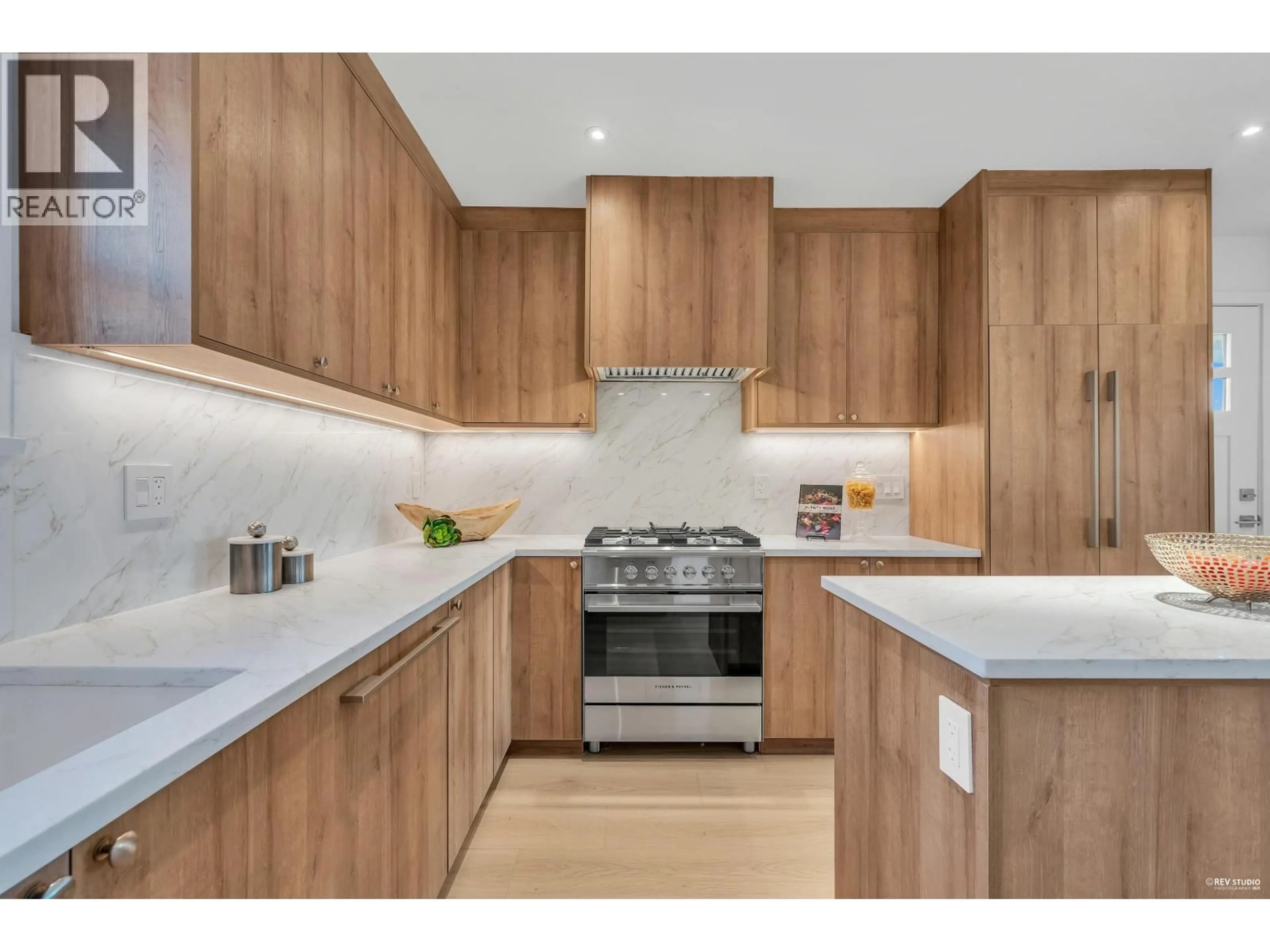 Contemporary kitchen, wood/laminate floor for 101 - 1125 CARTIER AVENUE, Coquitlam British Columbia V3K2C1