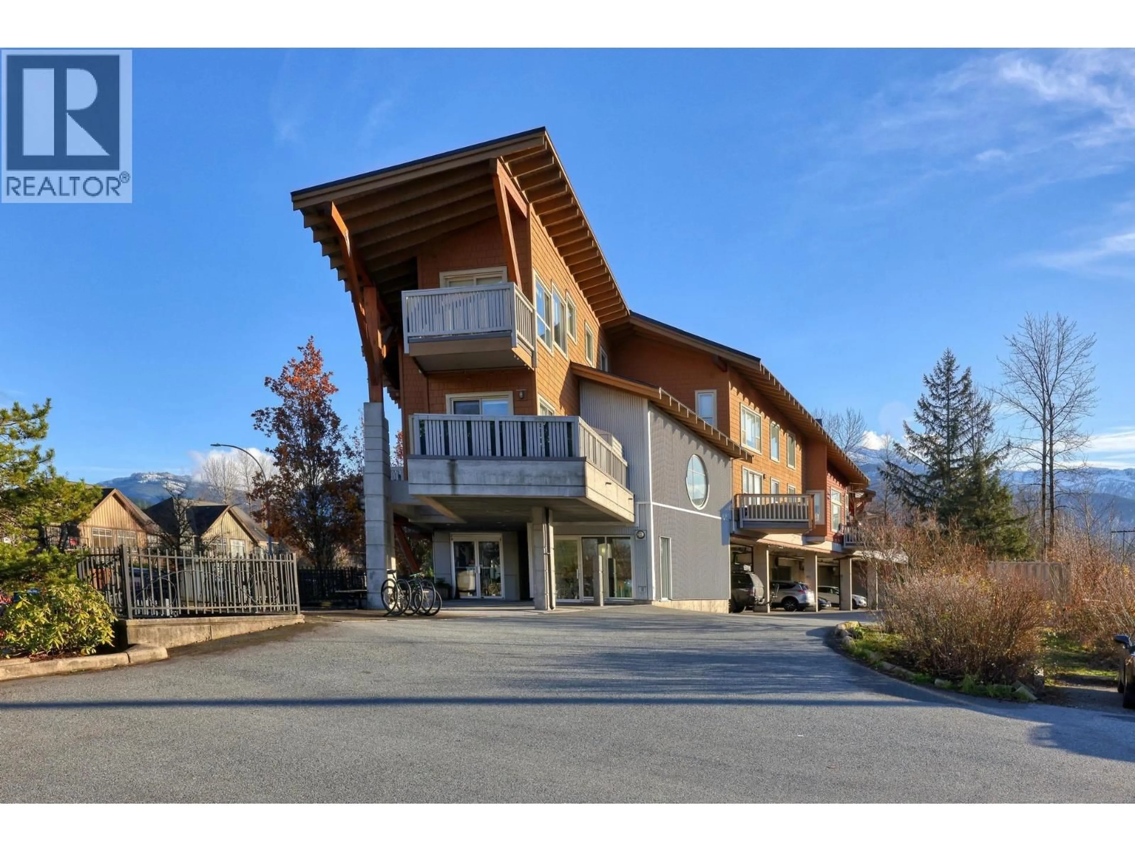 Indoor foyer for 1 - 40775 TANTALUS ROAD, Squamish British Columbia V8B0N2