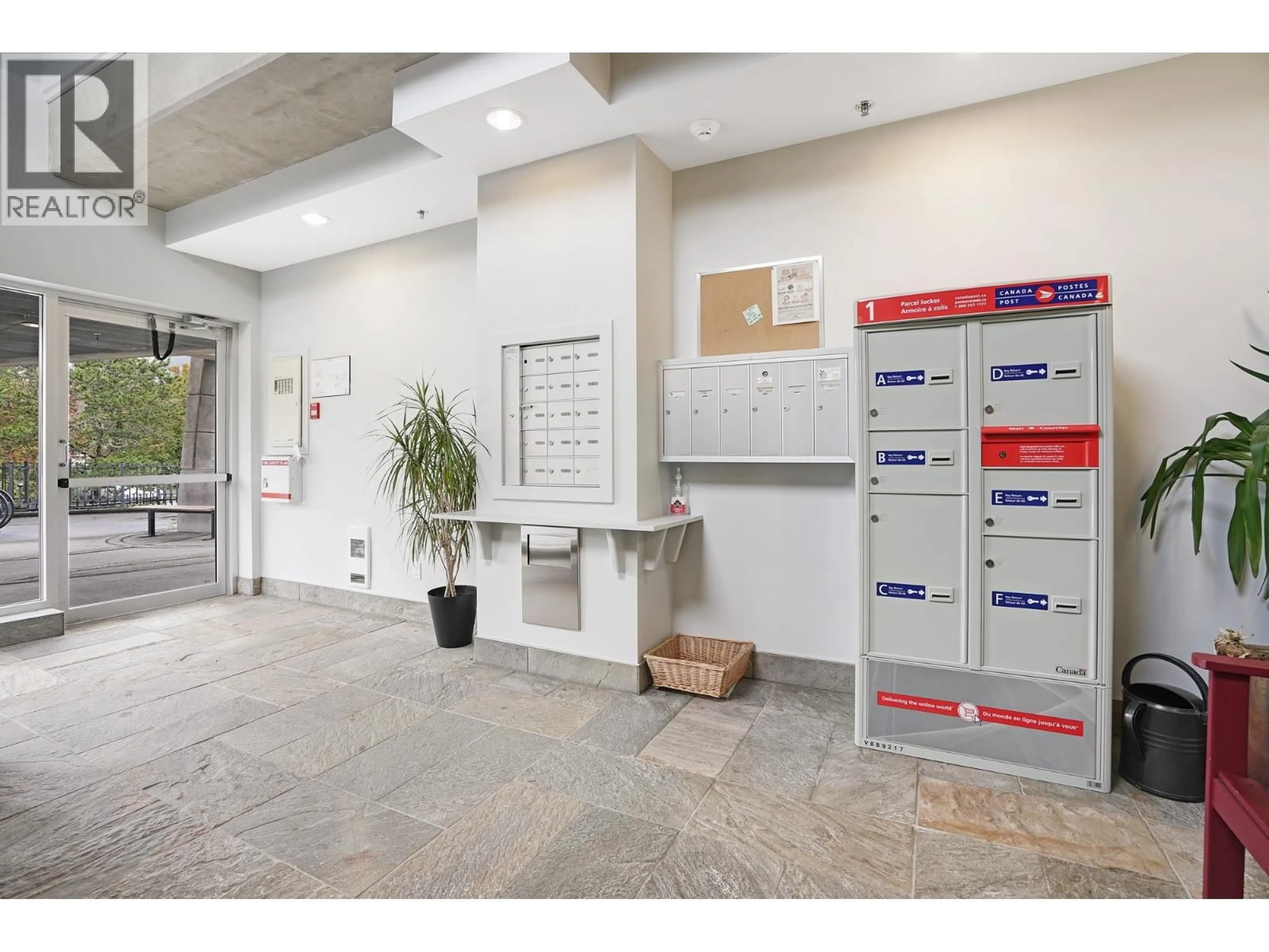 Indoor foyer for 1 - 40775 TANTALUS ROAD, Squamish British Columbia V8B0N2