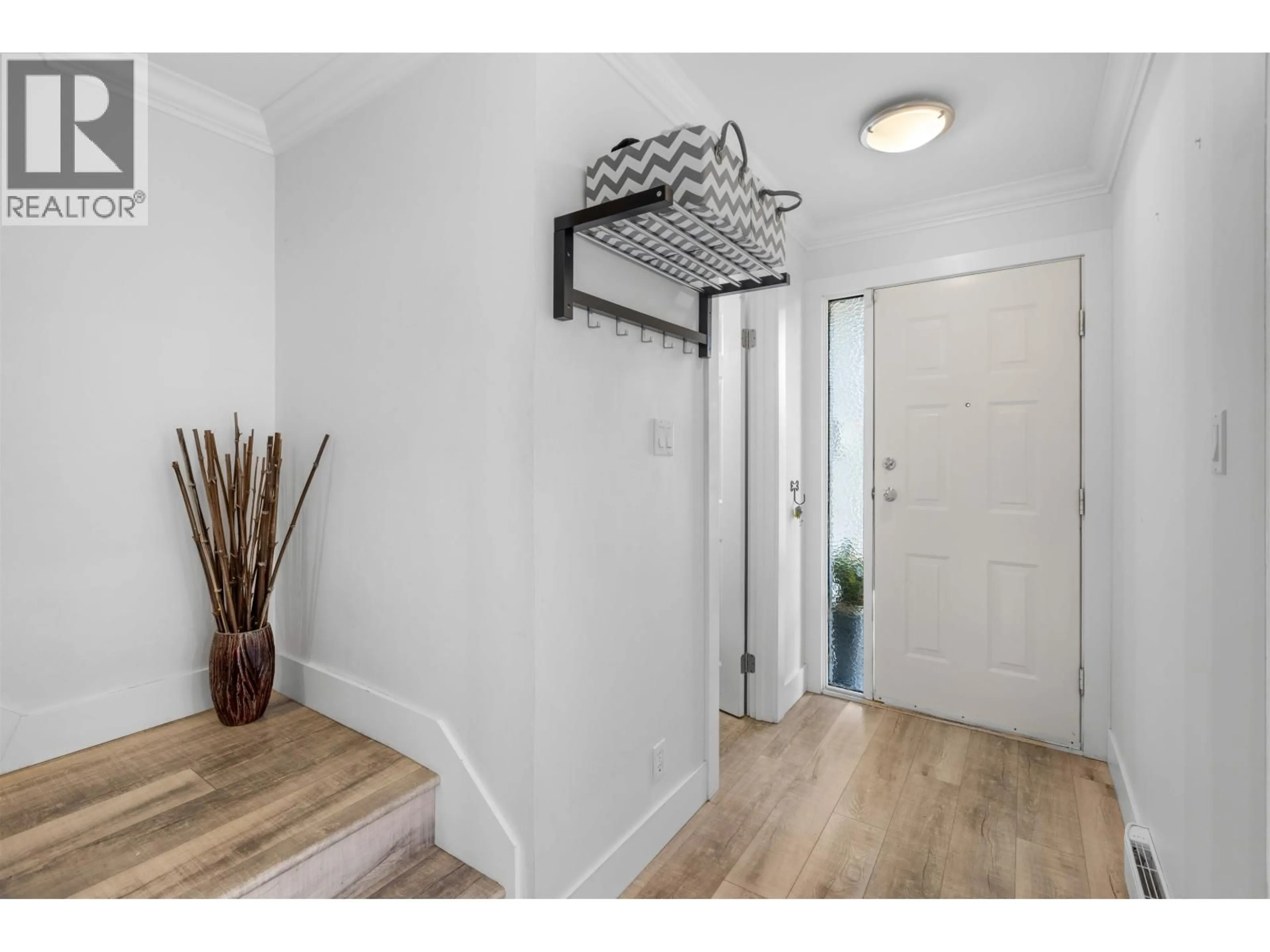 Indoor entryway for 28 - 10840 SPRINGMONT DRIVE, Richmond British Columbia V7E3S5