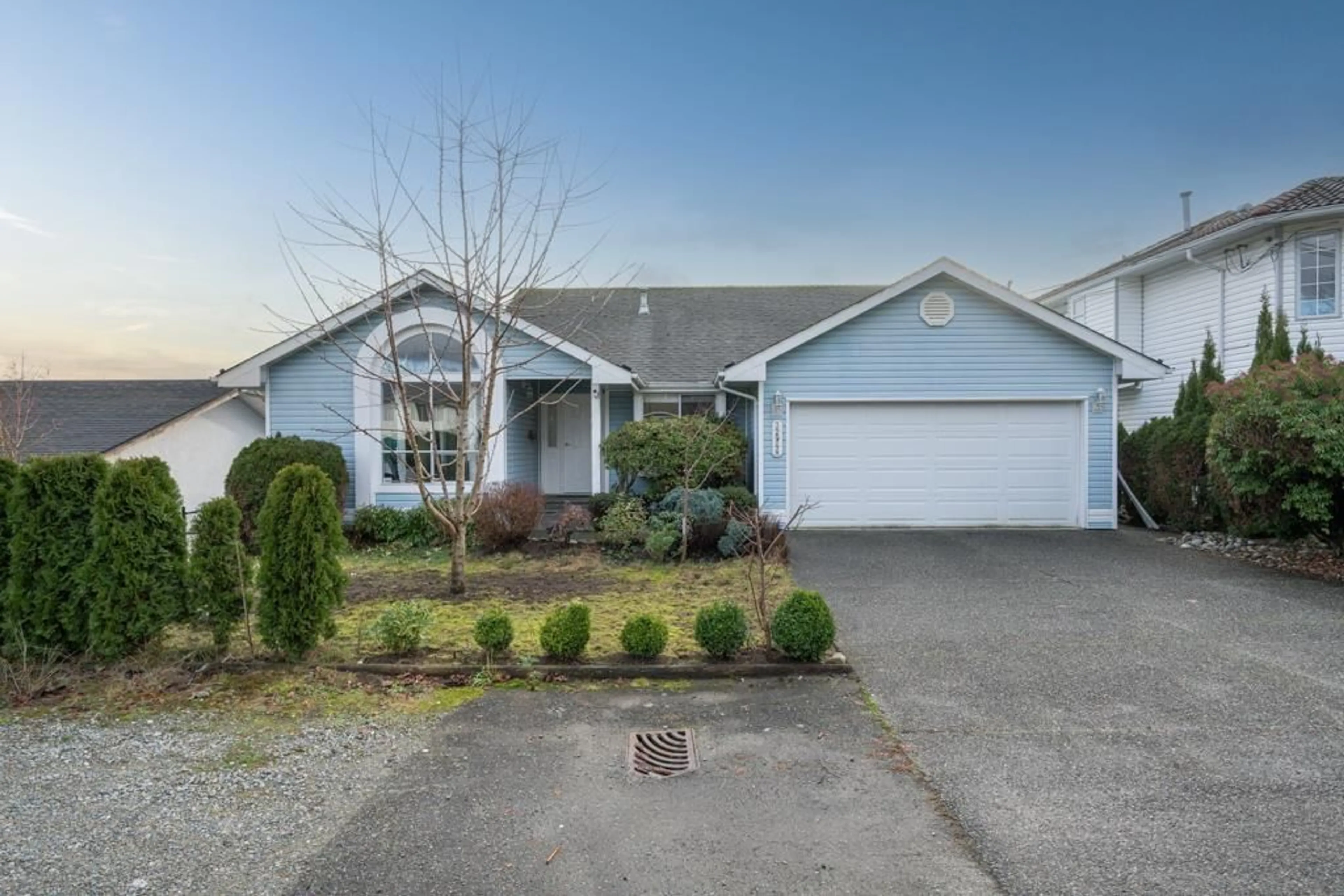 Home with vinyl exterior material, street for 32948 10 AVENUE, Mission British Columbia V2V2K3