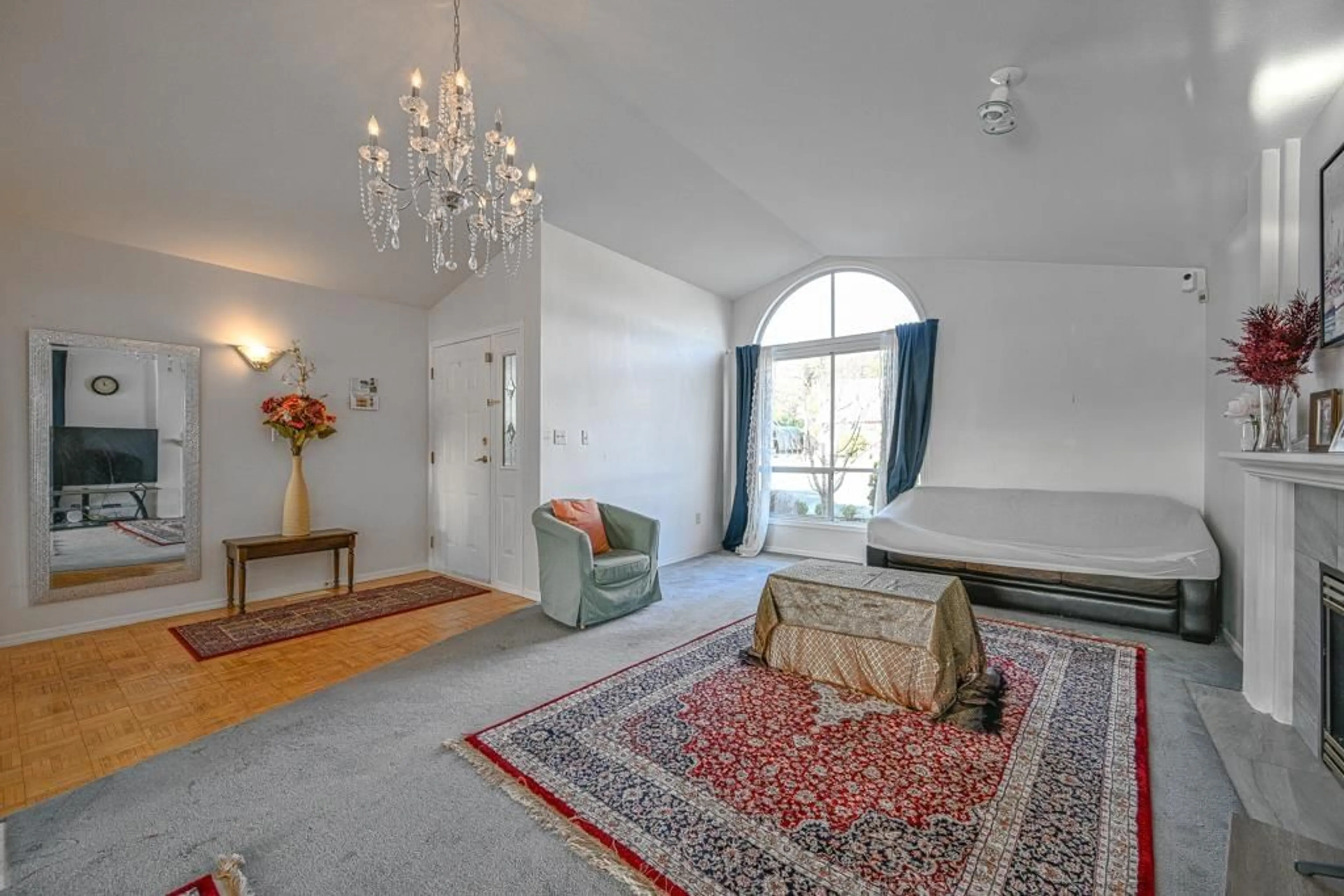 Indoor foyer for 32948 10 AVENUE, Mission British Columbia V2V2K3