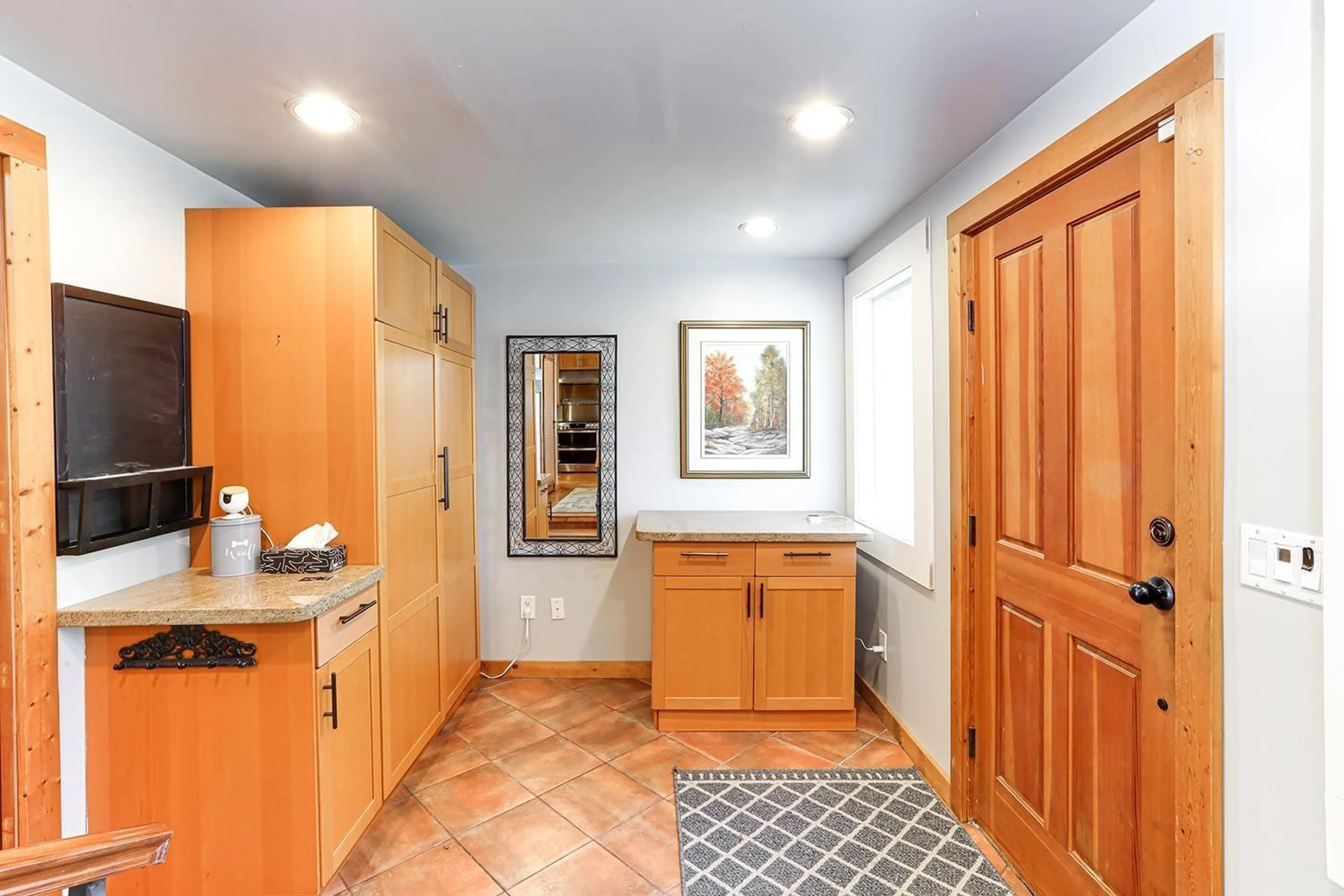 Indoor entryway for 16124 9 AVENUE, Surrey British Columbia V4A1A6