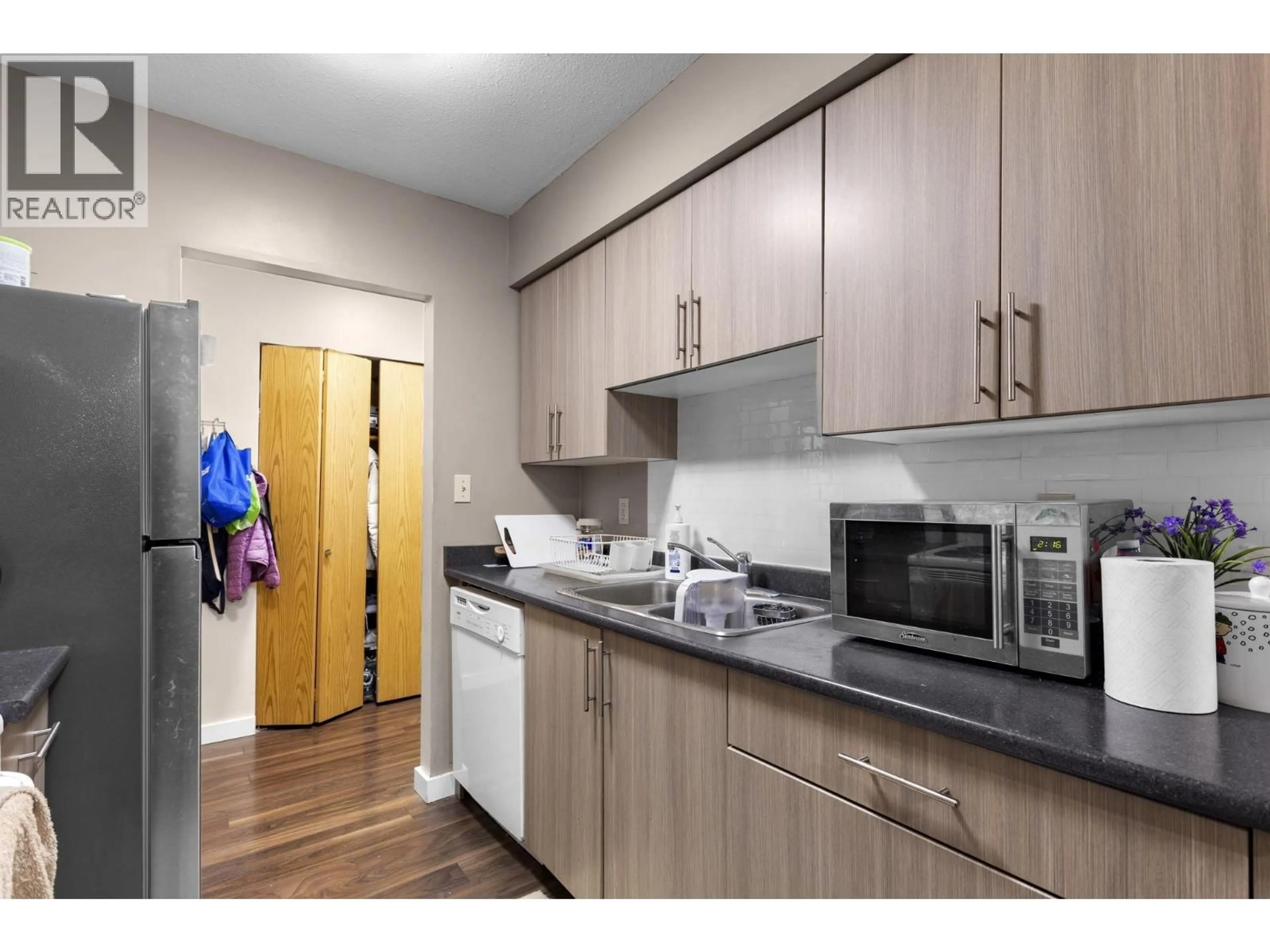 Standard kitchen, wood/laminate floor for 119 - 4363 HALIFAX STREET, Burnaby British Columbia V5C5Z3