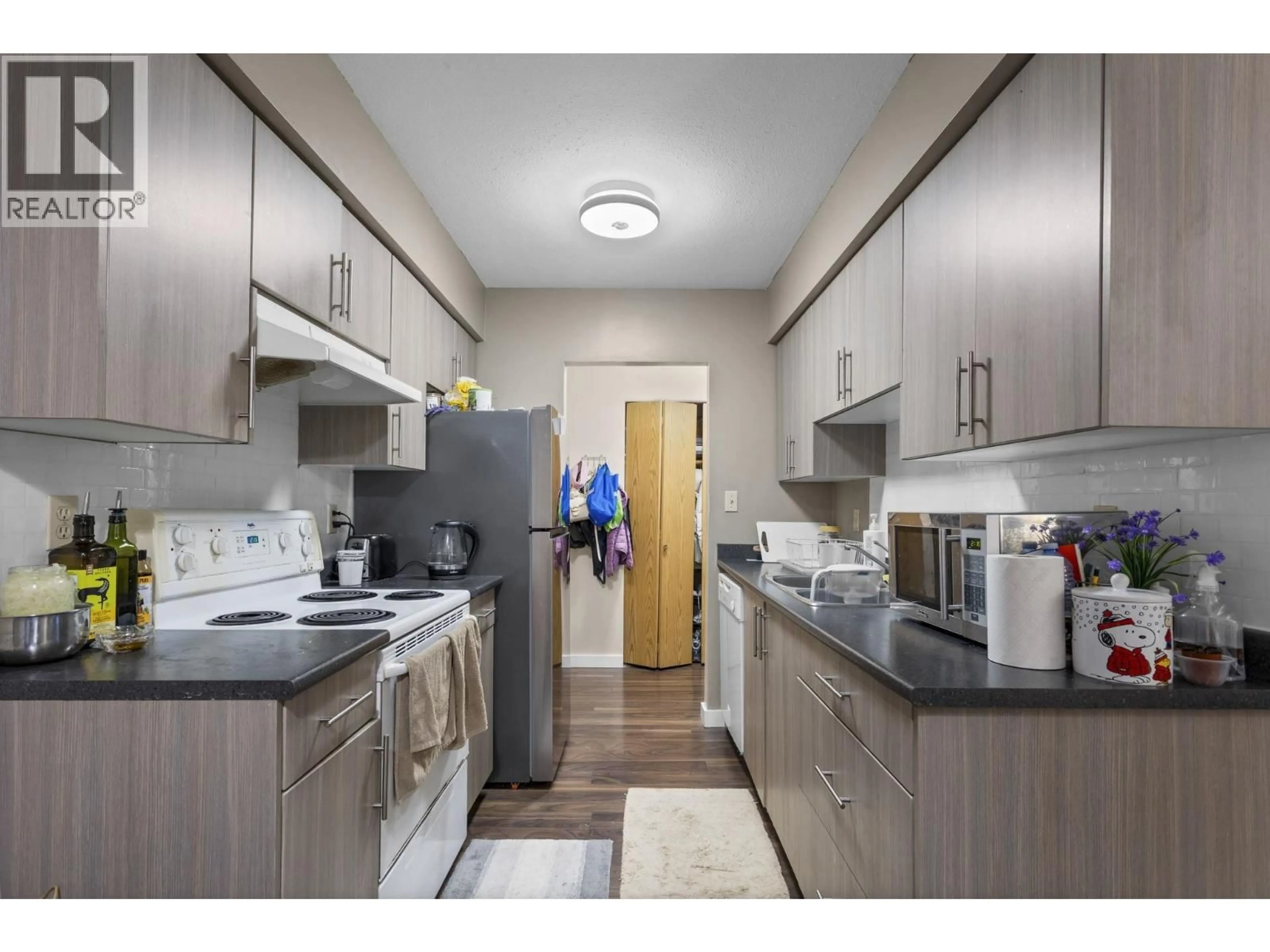 Standard kitchen, unknown for 119 - 4363 HALIFAX STREET, Burnaby British Columbia V5C5Z3