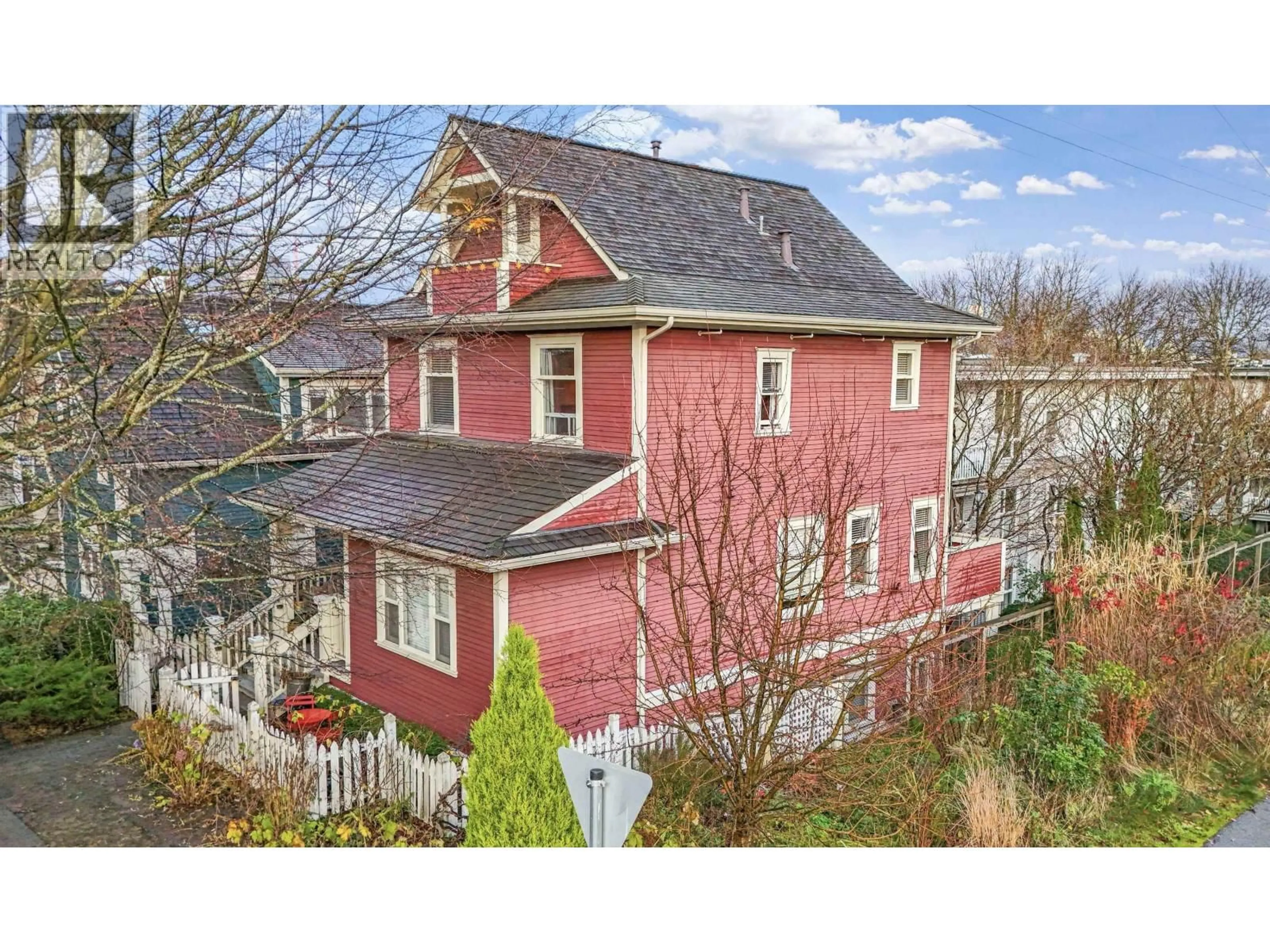 A pic from outside/outdoor area/front of a property/back of a property/a pic from drone, street for 2158 CYPRESS STREET, Vancouver British Columbia V6J3M4