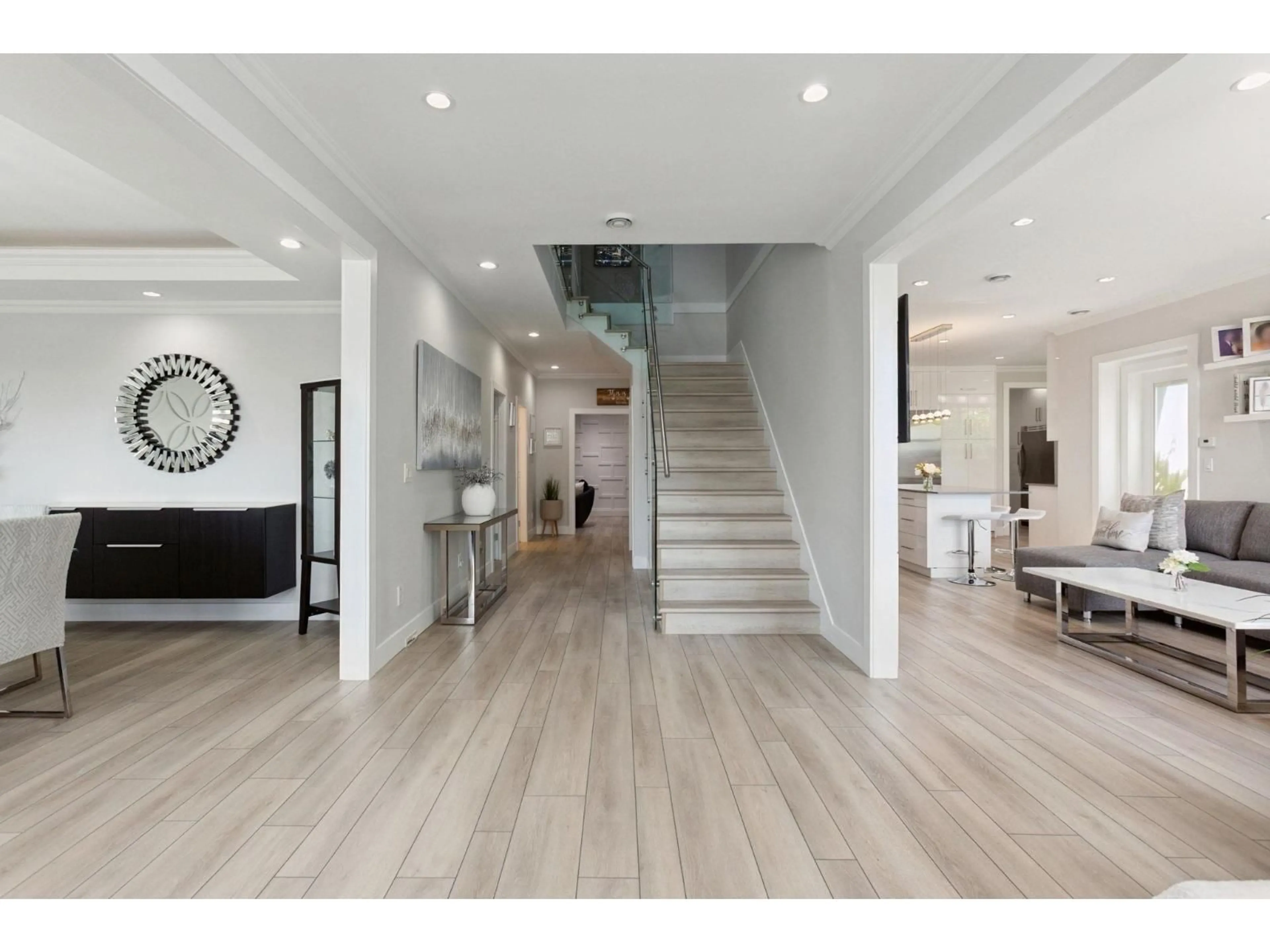 Indoor foyer for 12182 101B AVENUE, Surrey British Columbia V3V7X6