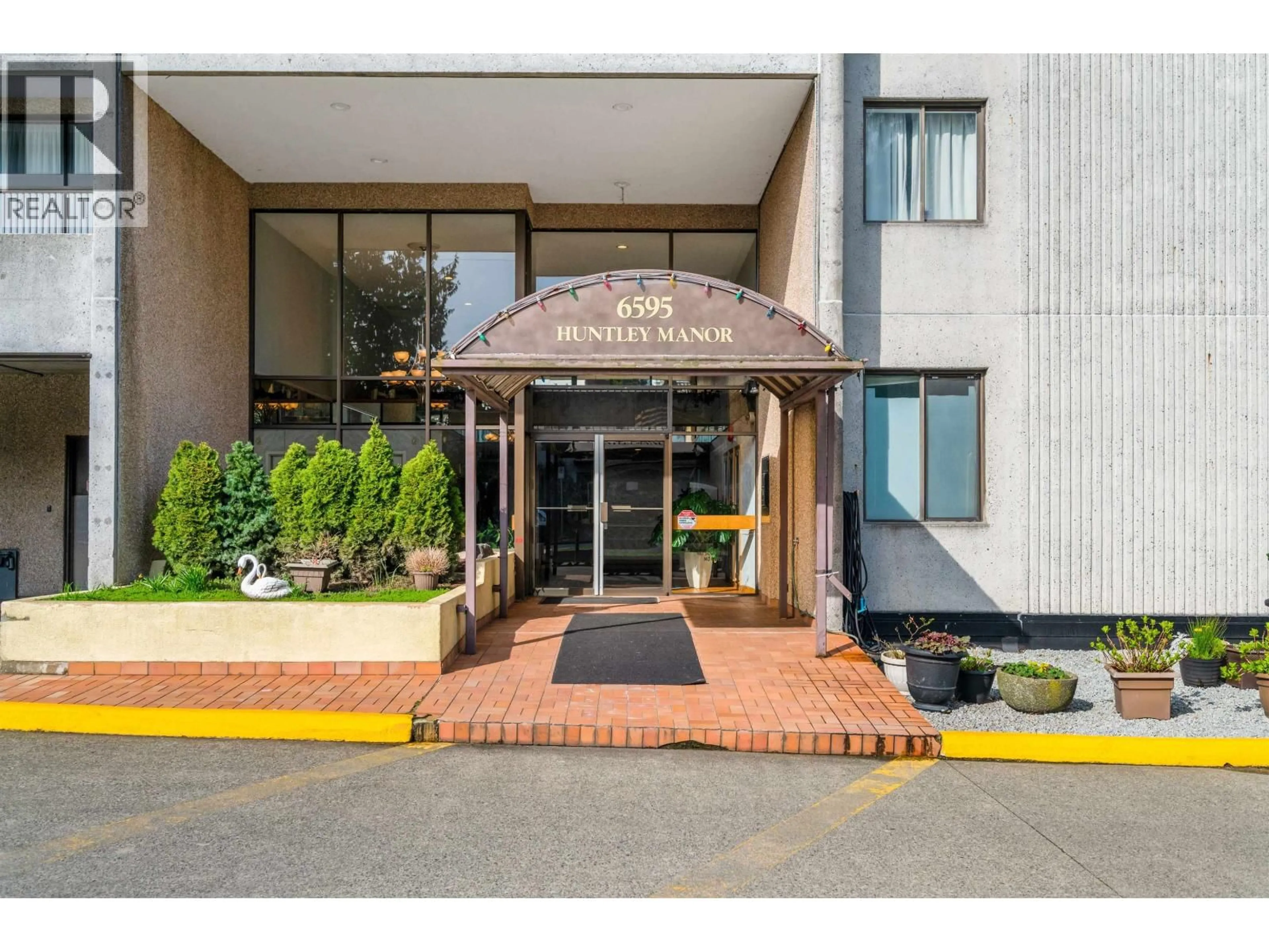 Indoor foyer for 608 - 6595 WILLINGDON AVENUE, Burnaby British Columbia V5H4E5