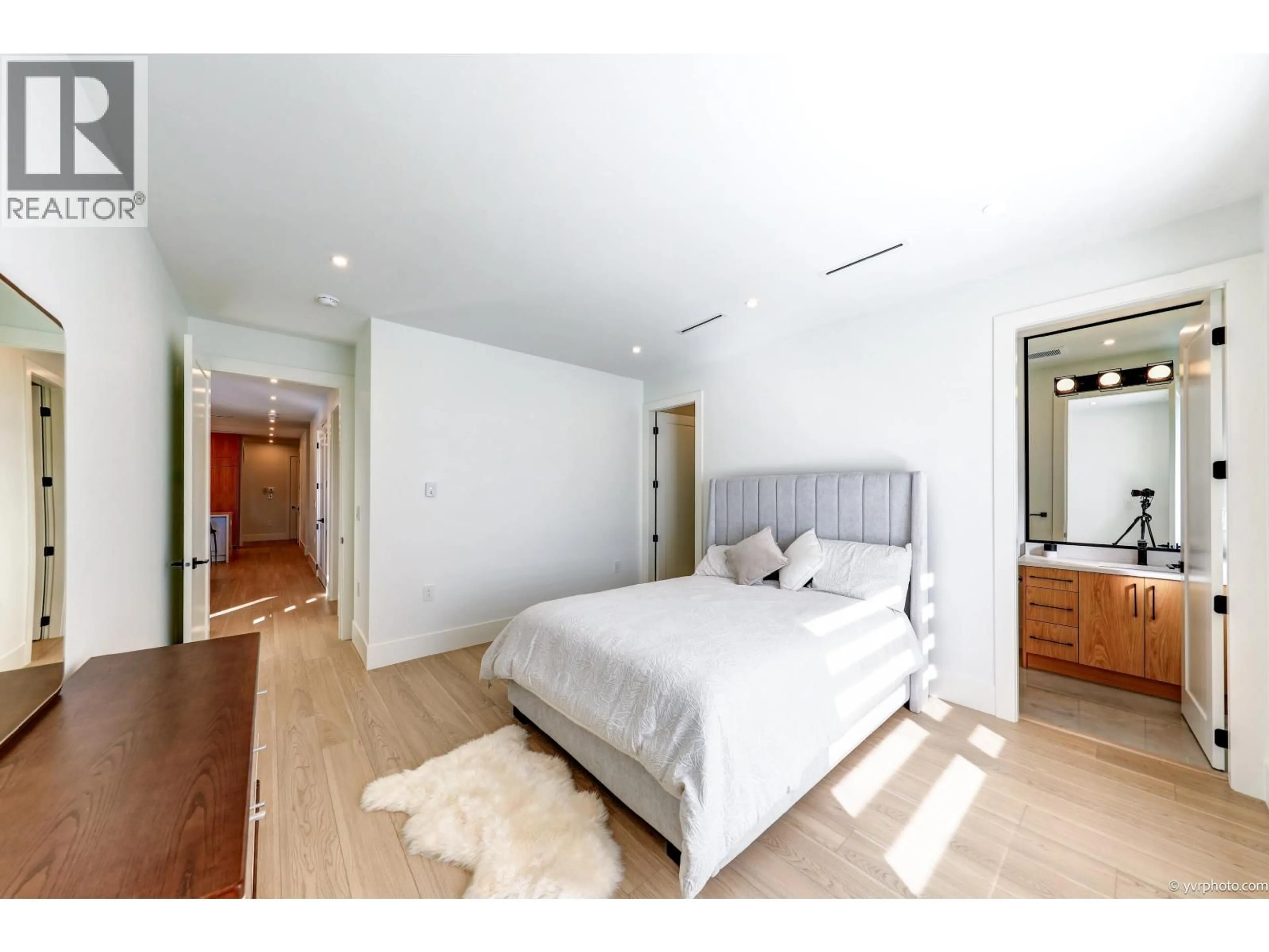 Bedroom with bed, wood/laminate floor for 10460 WILLIAMS ROAD, Richmond British Columbia V7A1H8