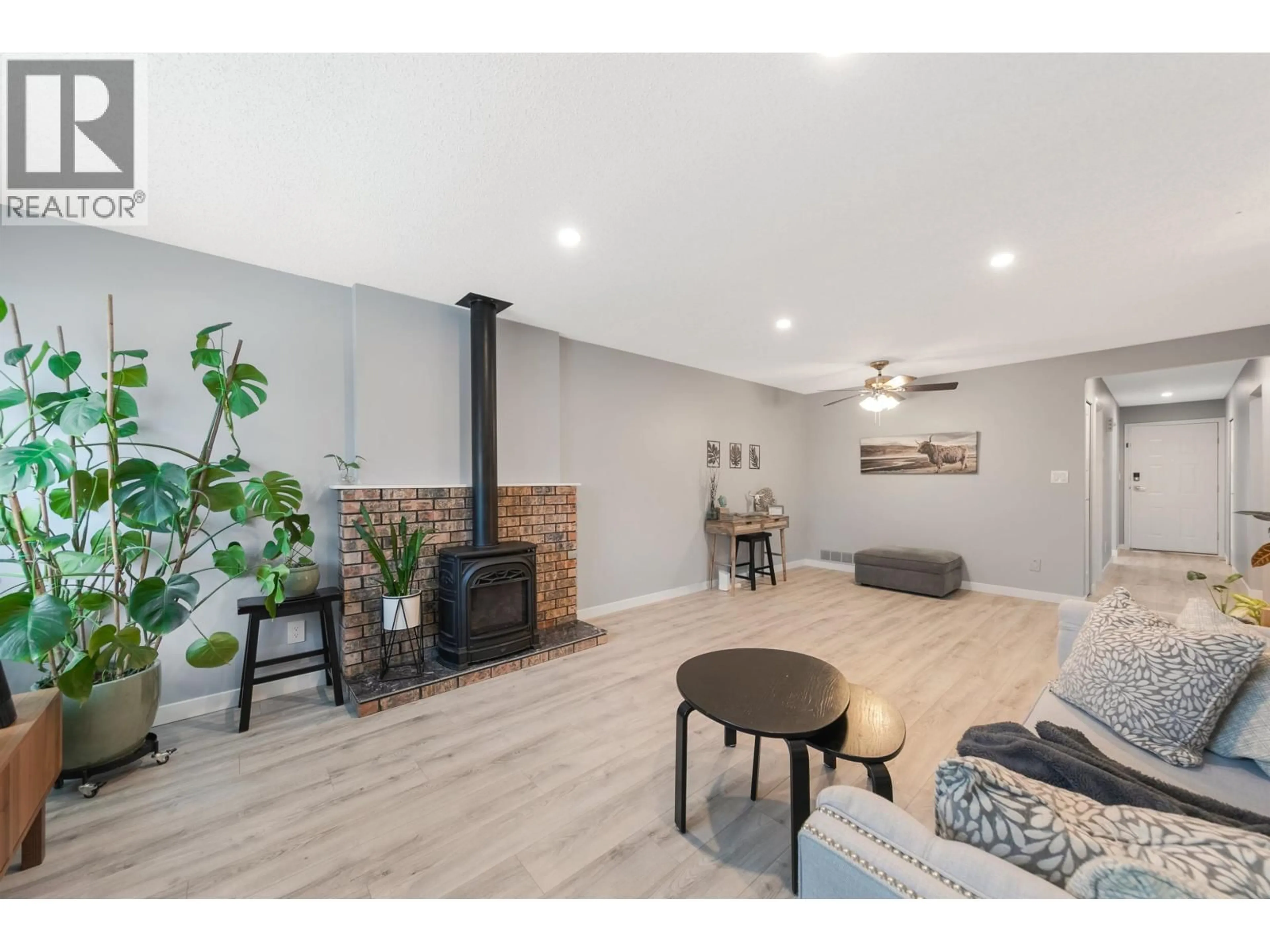 Living room with furniture, wood/laminate floor for 13 - 19249 HAMMOND ROAD, Pitt Meadows British Columbia V3Y2B8