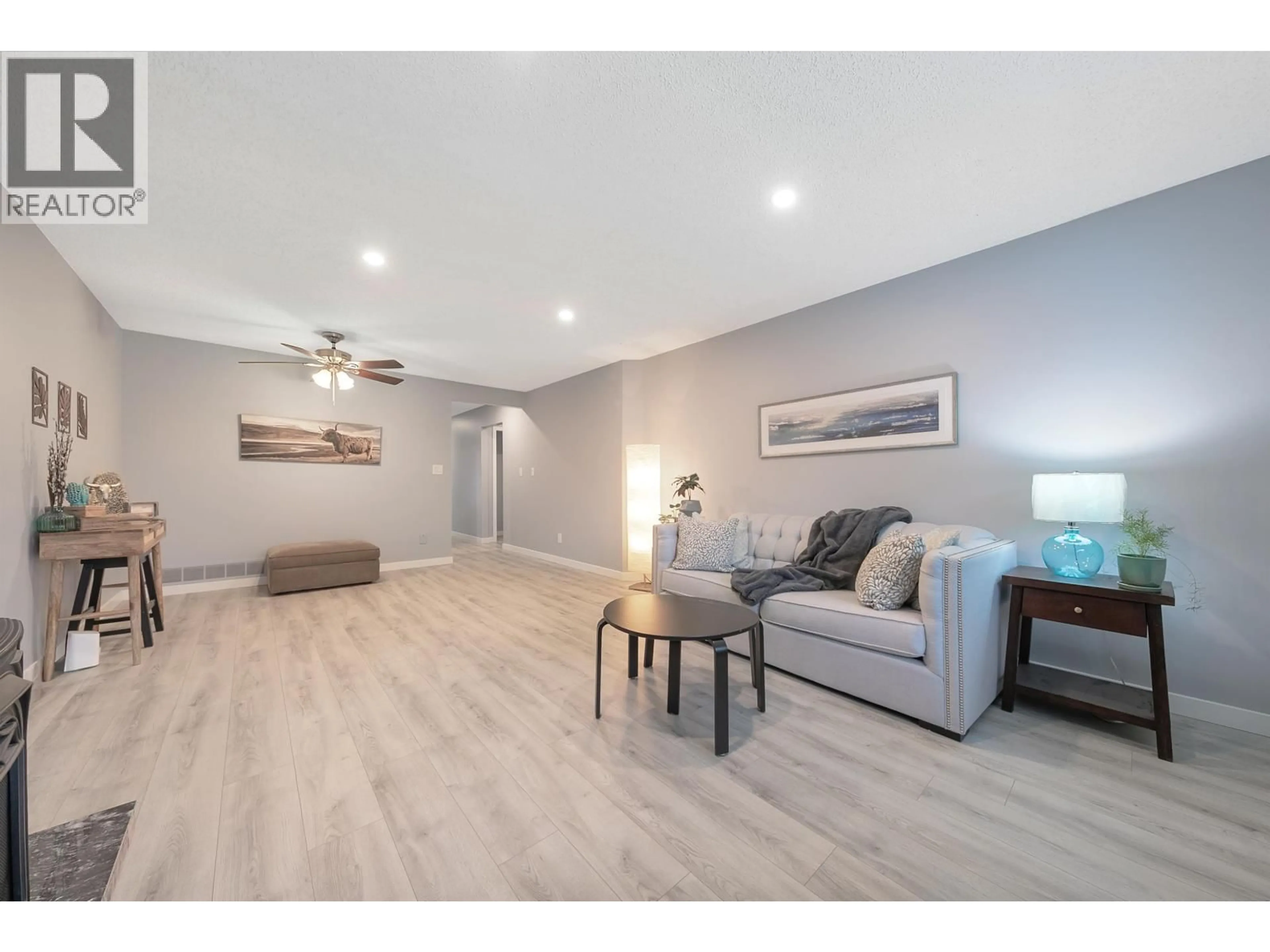 Living room with furniture, wood/laminate floor for 13 - 19249 HAMMOND ROAD, Pitt Meadows British Columbia V3Y2B8