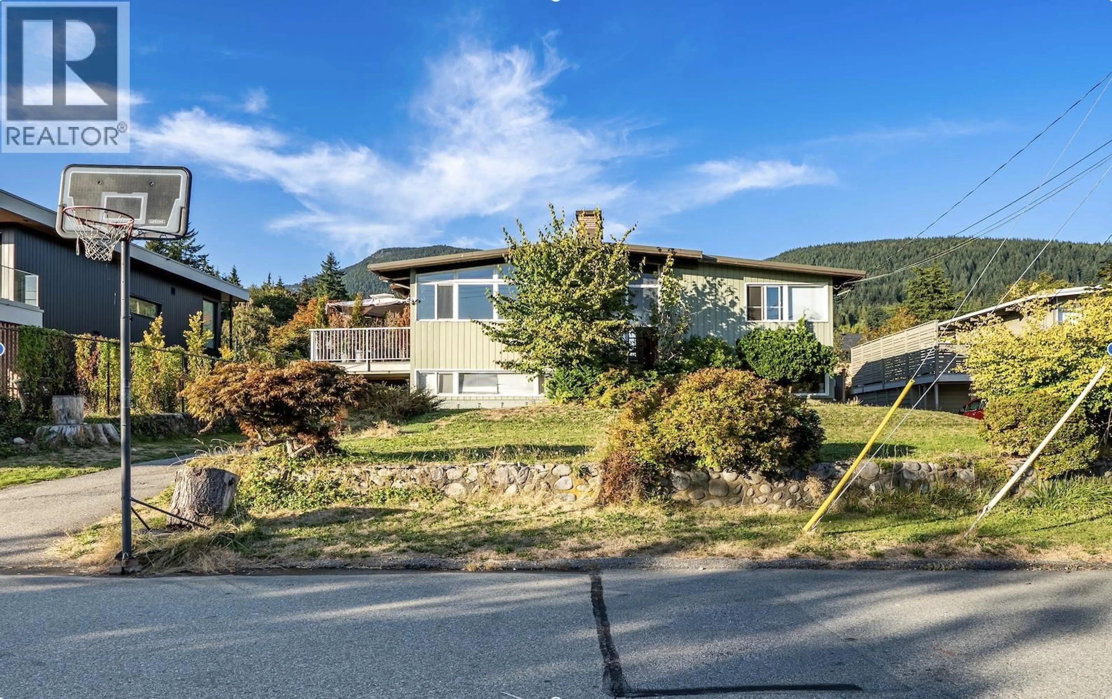 A pic from outside/outdoor area/front of a property/back of a property/a pic from drone, mountain view for 622 CROYDON PLACE, North Vancouver British Columbia V7N3A1