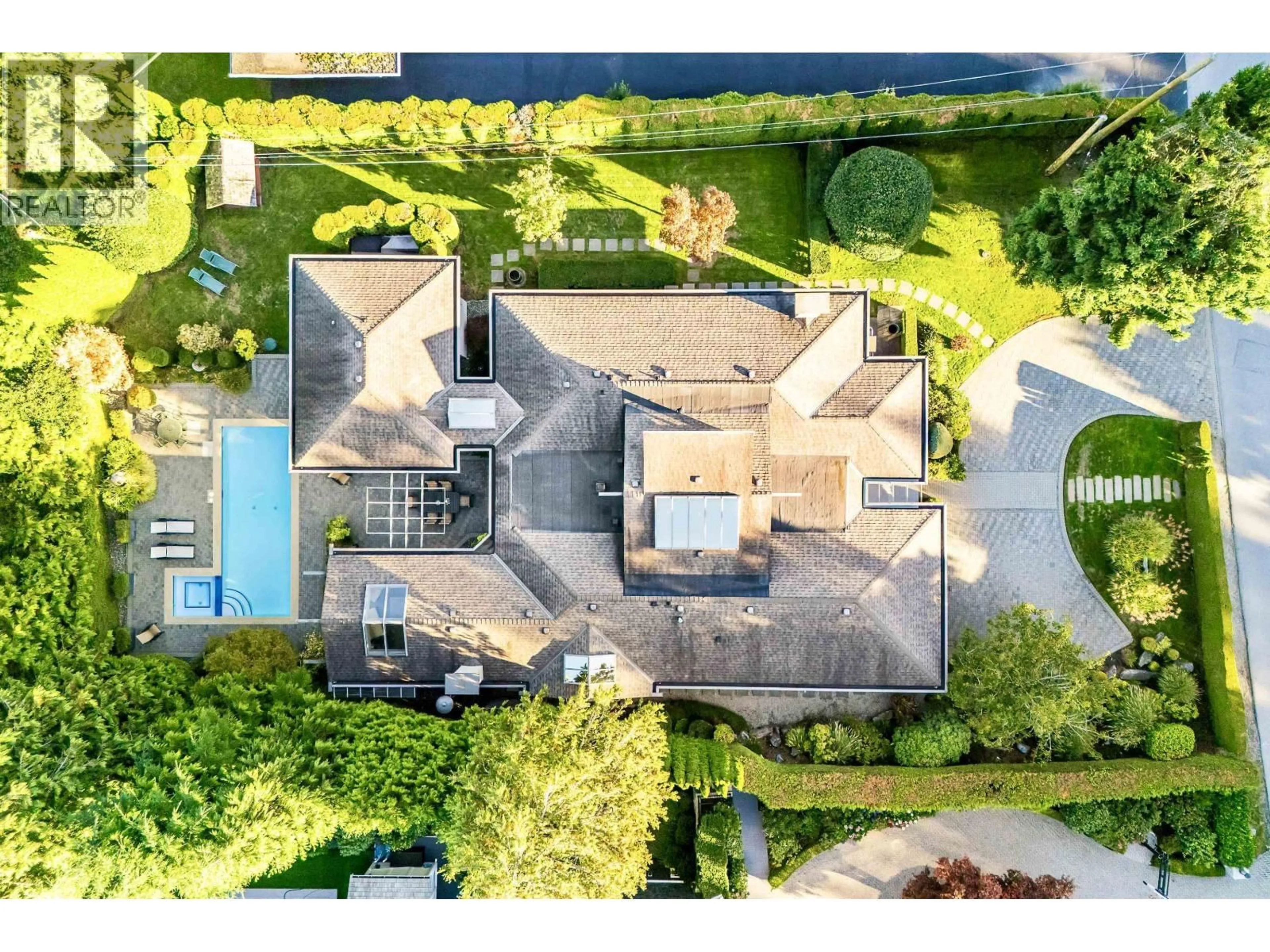 A pic from outside/outdoor area/front of a property/back of a property/a pic from drone, street for 389 MOYNE DRIVE, West Vancouver British Columbia V7S1J7