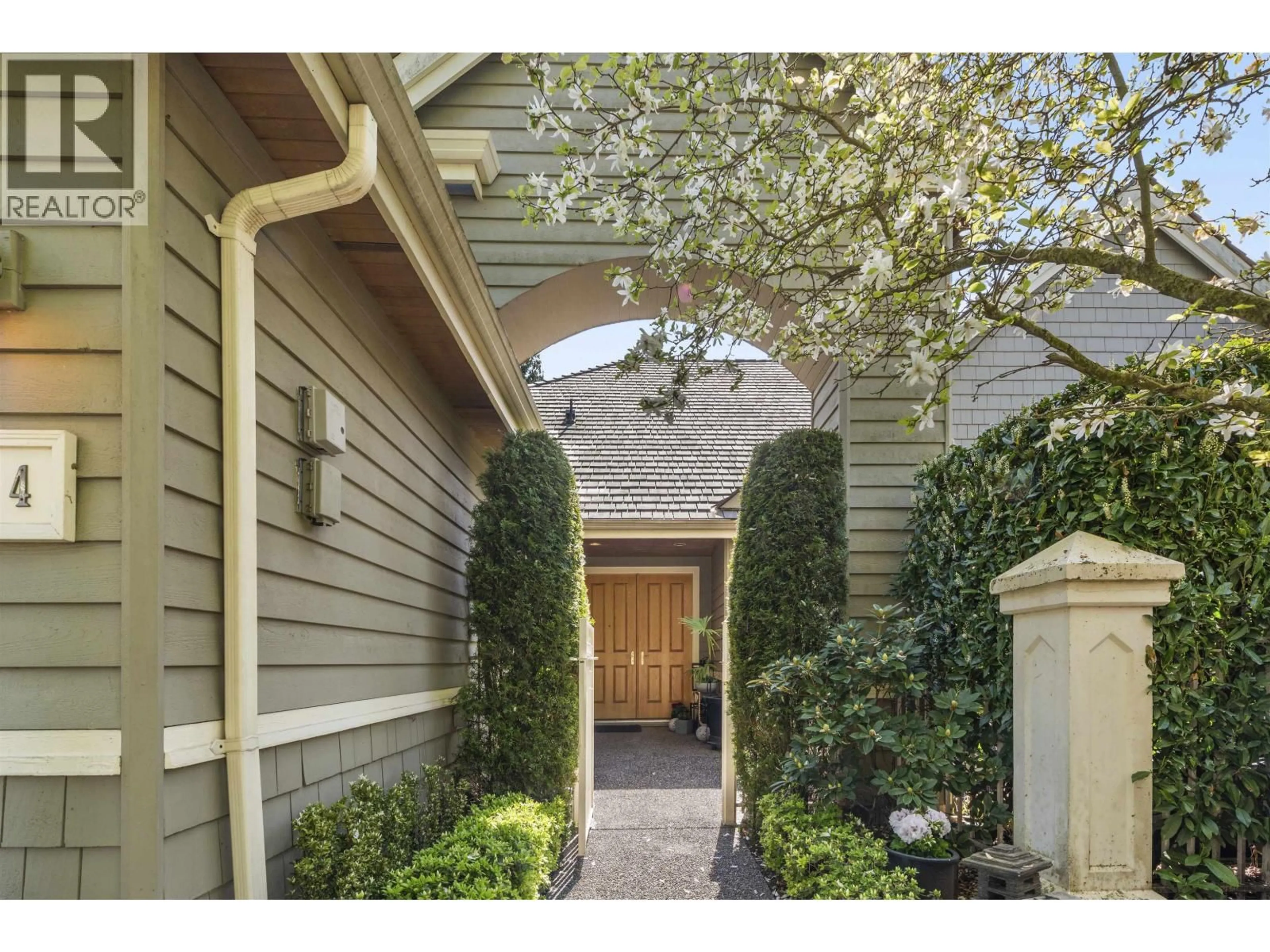 Indoor entryway for 204 - 6505 3 AVENUE, Delta British Columbia V4L2N1